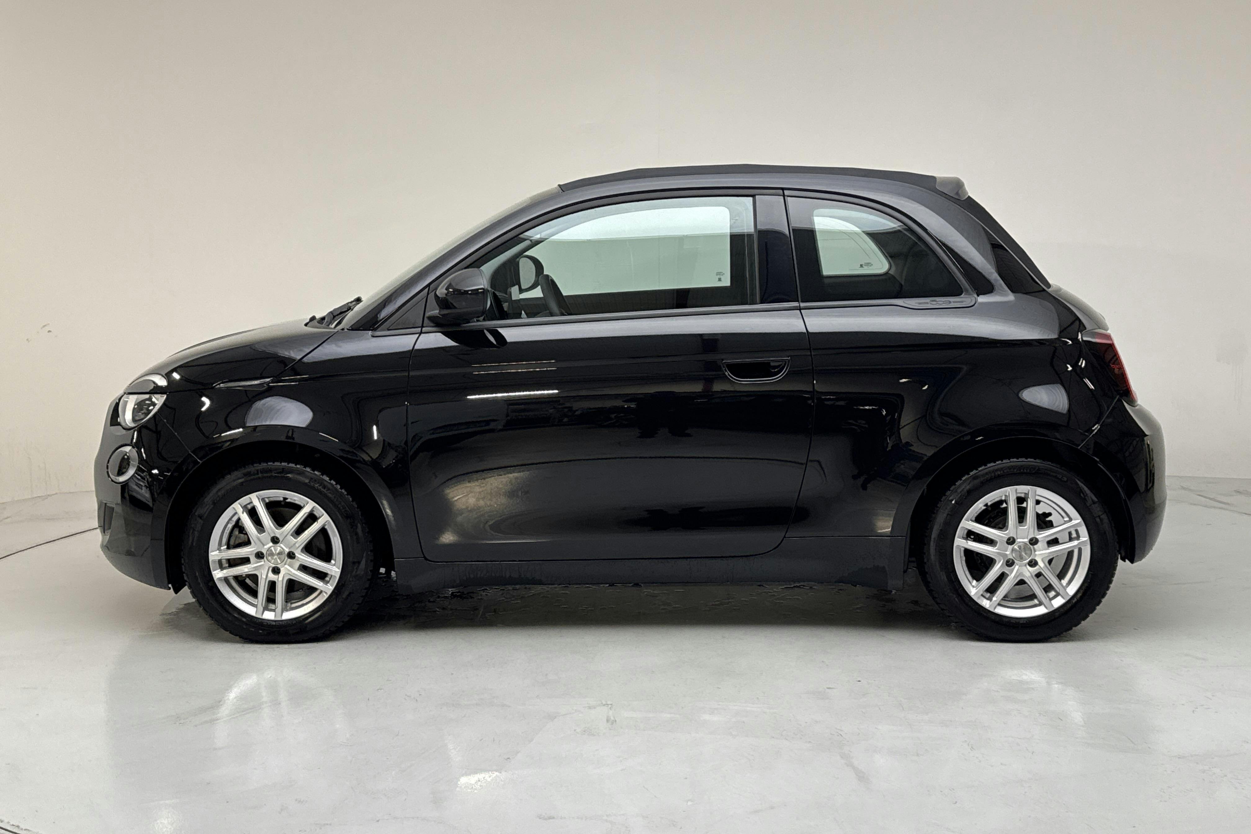 Presentationsfoto 2 av 17: Fiat 500e Cabriolet (118hk) - 4 829 mil - Automat - svart - 2022