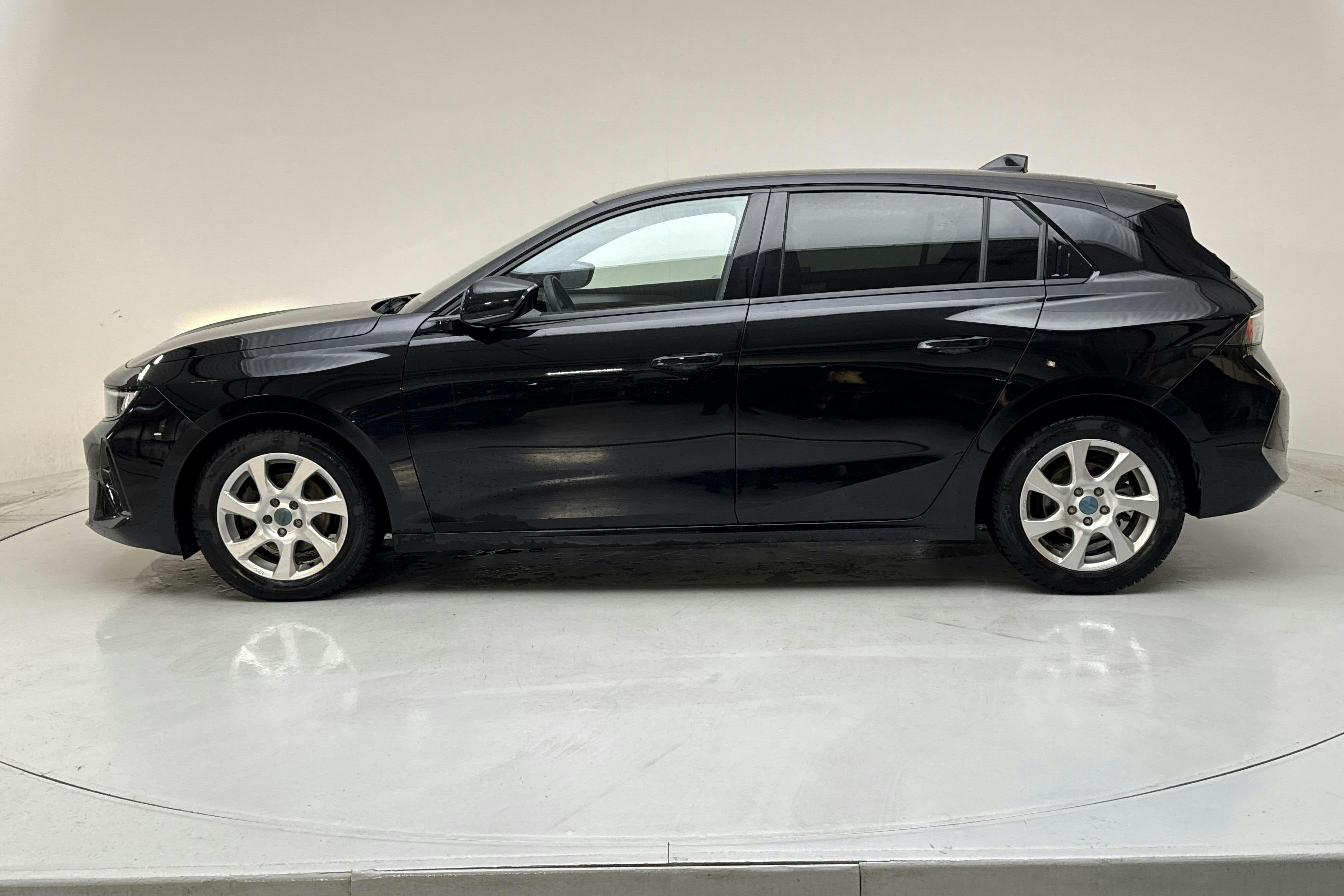 Esittelykuva 2 osoitteesta 16: Opel Astra 5D P130 (130hk) - 48 950 km - Automaattinen - musta - 2022