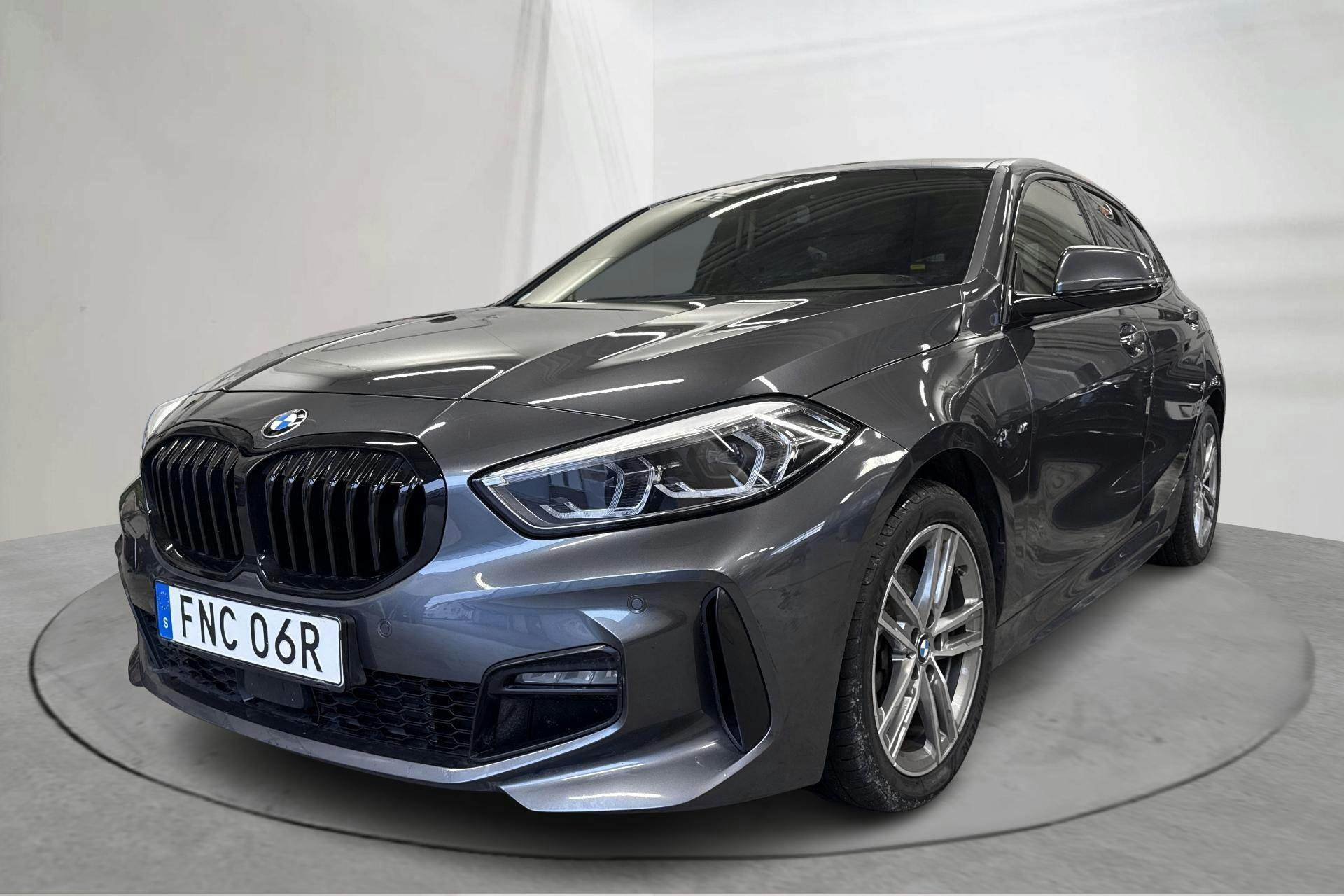 Presentationsfoto 1 av 22: BMW 118i 5dr, F40 (136hk) - 4 880 mil - Automat - grå - 2021