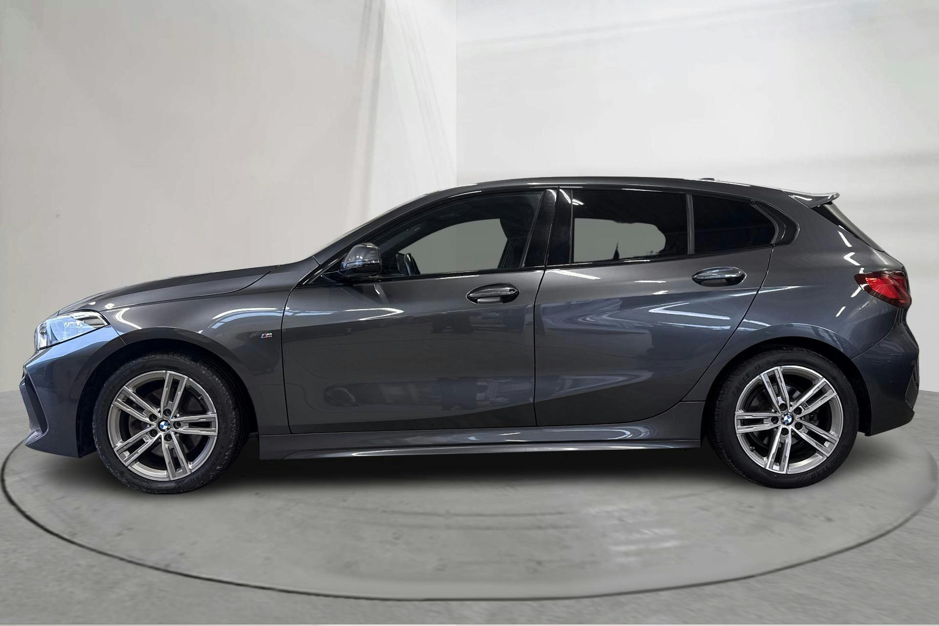 Presentationsfoto 2 av 22: BMW 118i 5dr, F40 (136hk) - 4 880 mil - Automat - grå - 2021