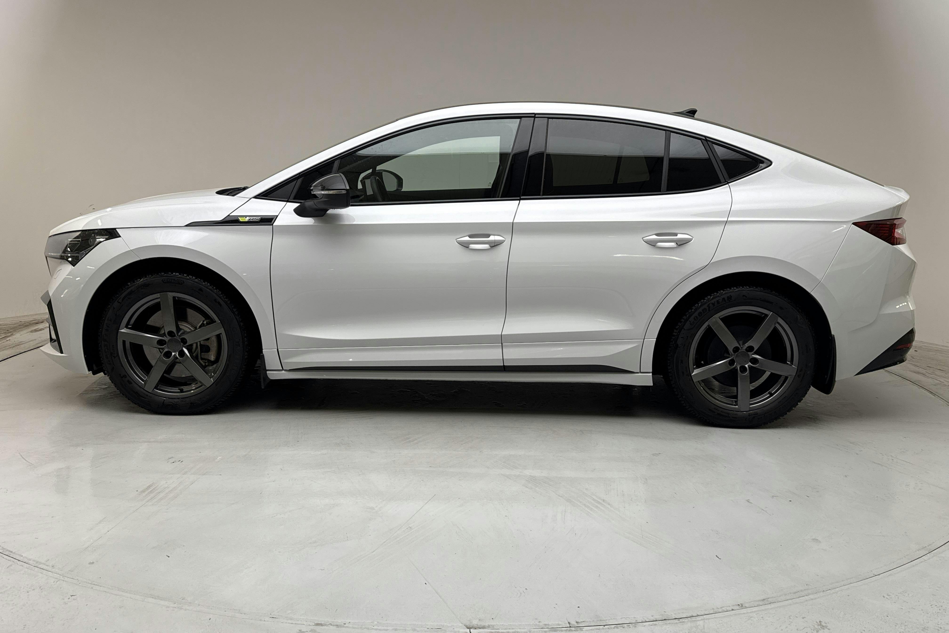 Presentationsfoto 2 av 22: Skoda Enyaq RS Coupé iV 4x4 (340hk) - 2 118 mil - Automat - vit - 2024