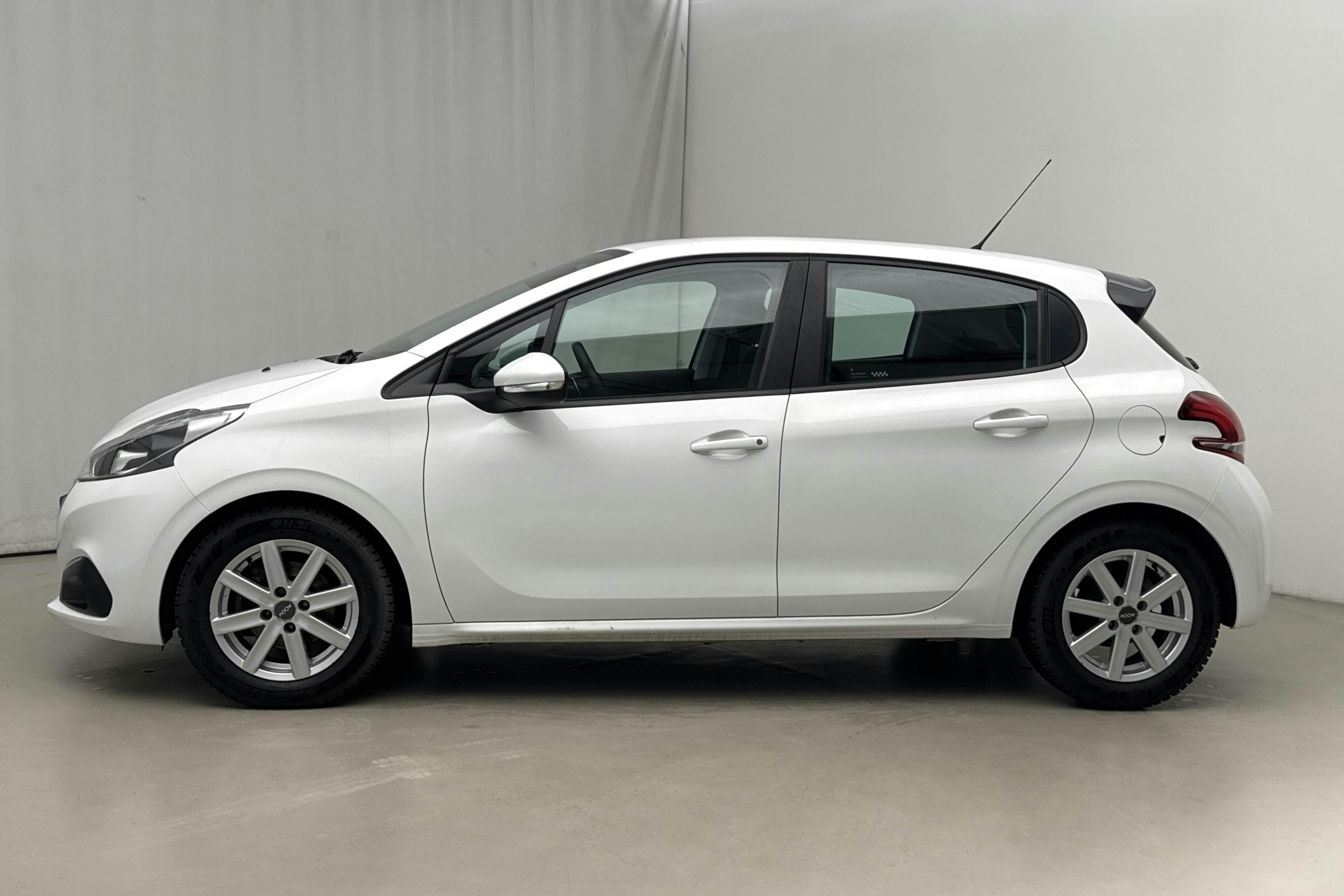 Presentationsfoto 2 av 15: Peugeot 208 1.2 VTi 5dr (82hk) - 2 891 mil - Automat - vit - 2015