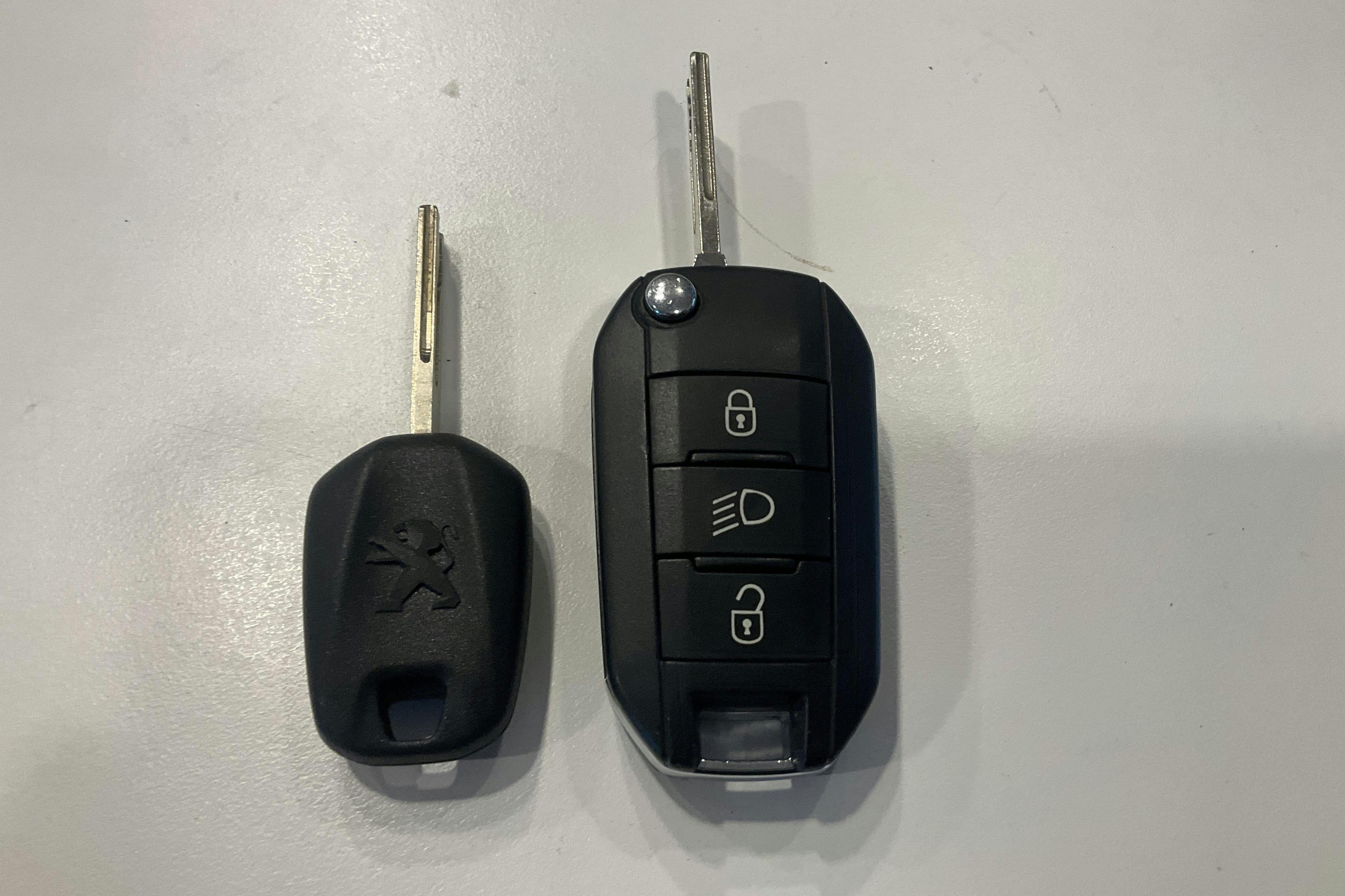 Presentationsfoto 15 av 15: Peugeot 208 1.2 VTi 5dr (82hk) - 2 891 mil - Automat - vit - 2015