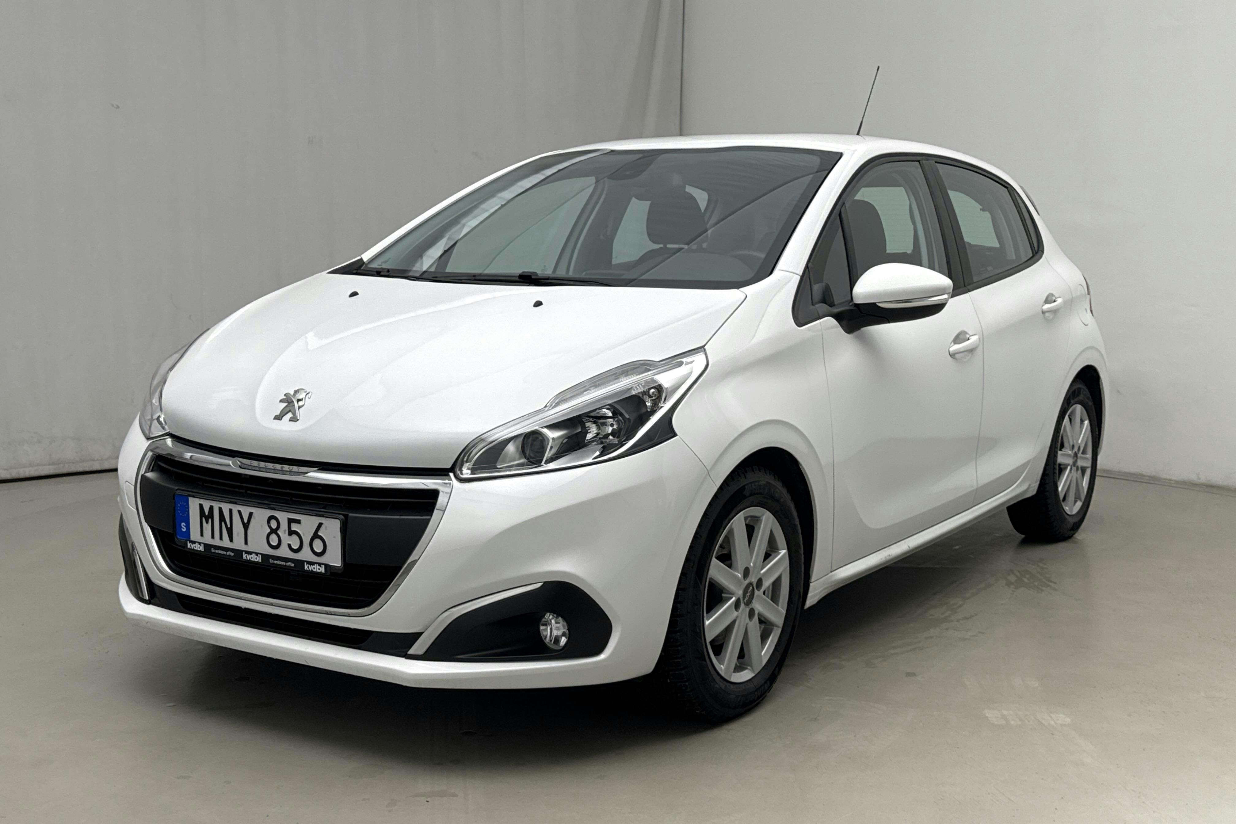 Presentationsfoto 1 av 15: Peugeot 208 1.2 VTi 5dr (82hk) - 2 891 mil - Automat - vit - 2015