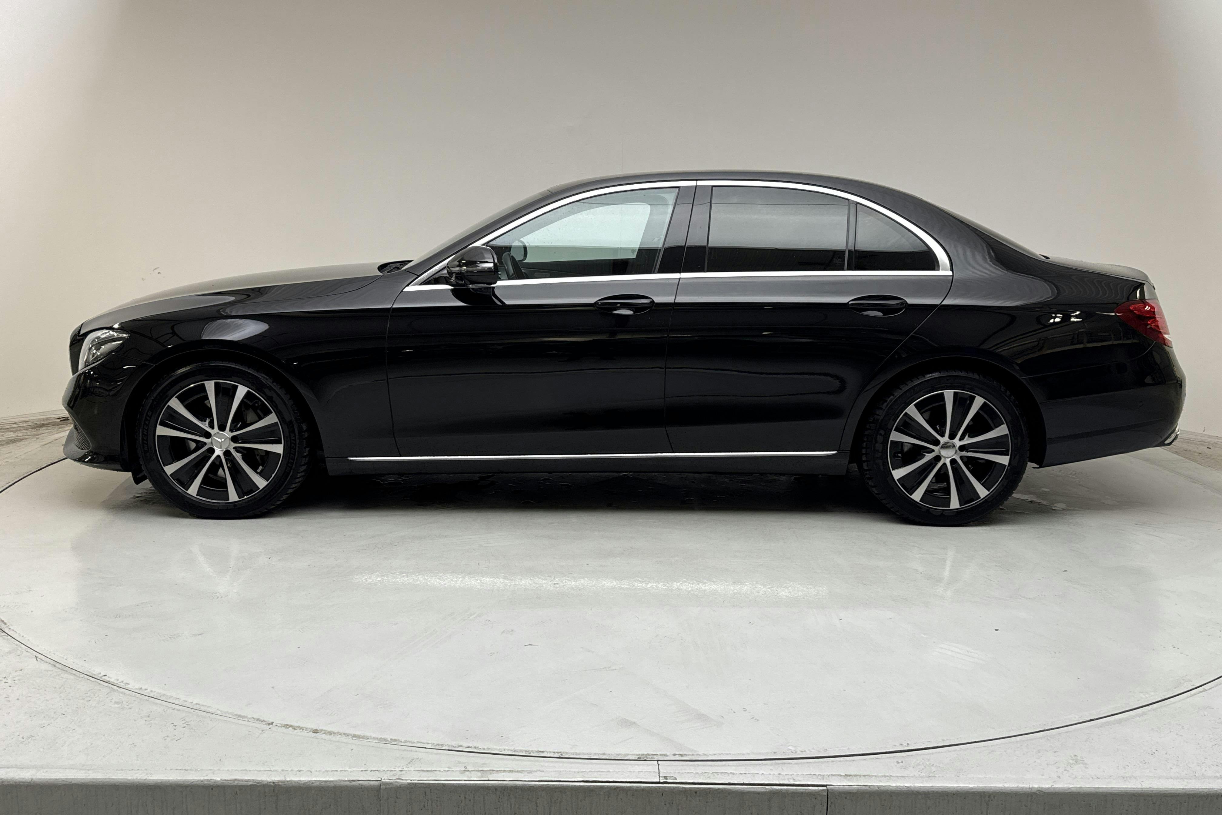 Presentationsfoto 2 av 14: Mercedes E 350 d Sedan W213 (258hk) - 18 896 mil - Automat - svart - 2017