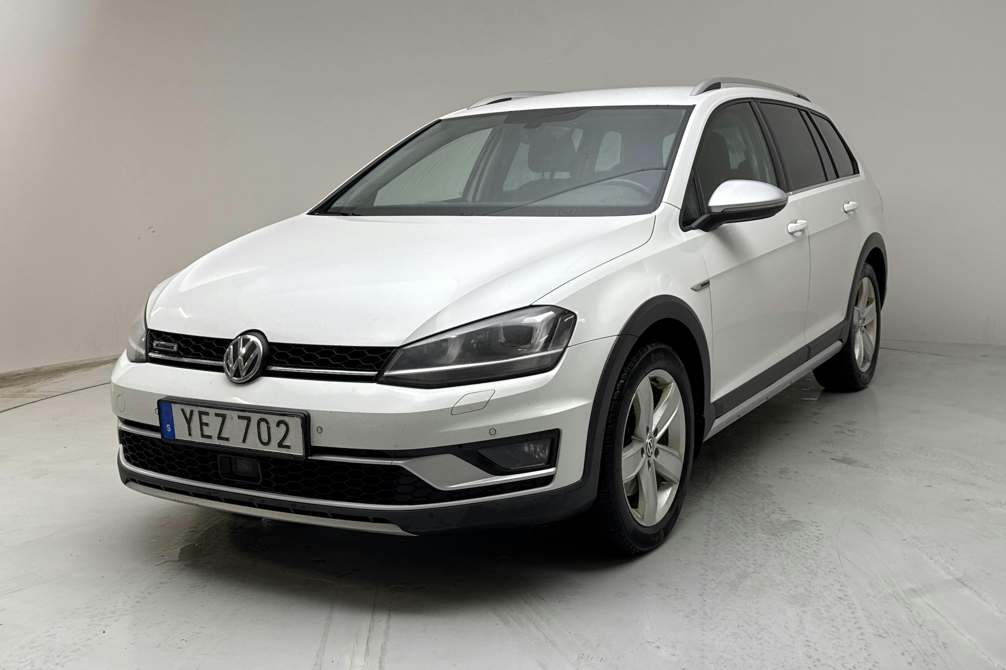 Presentationsfoto 1 av 15: VW Golf Alltrack 2.0 TDI 4Motion (184hk) - 28 542 mil - Automat - vit - 2017