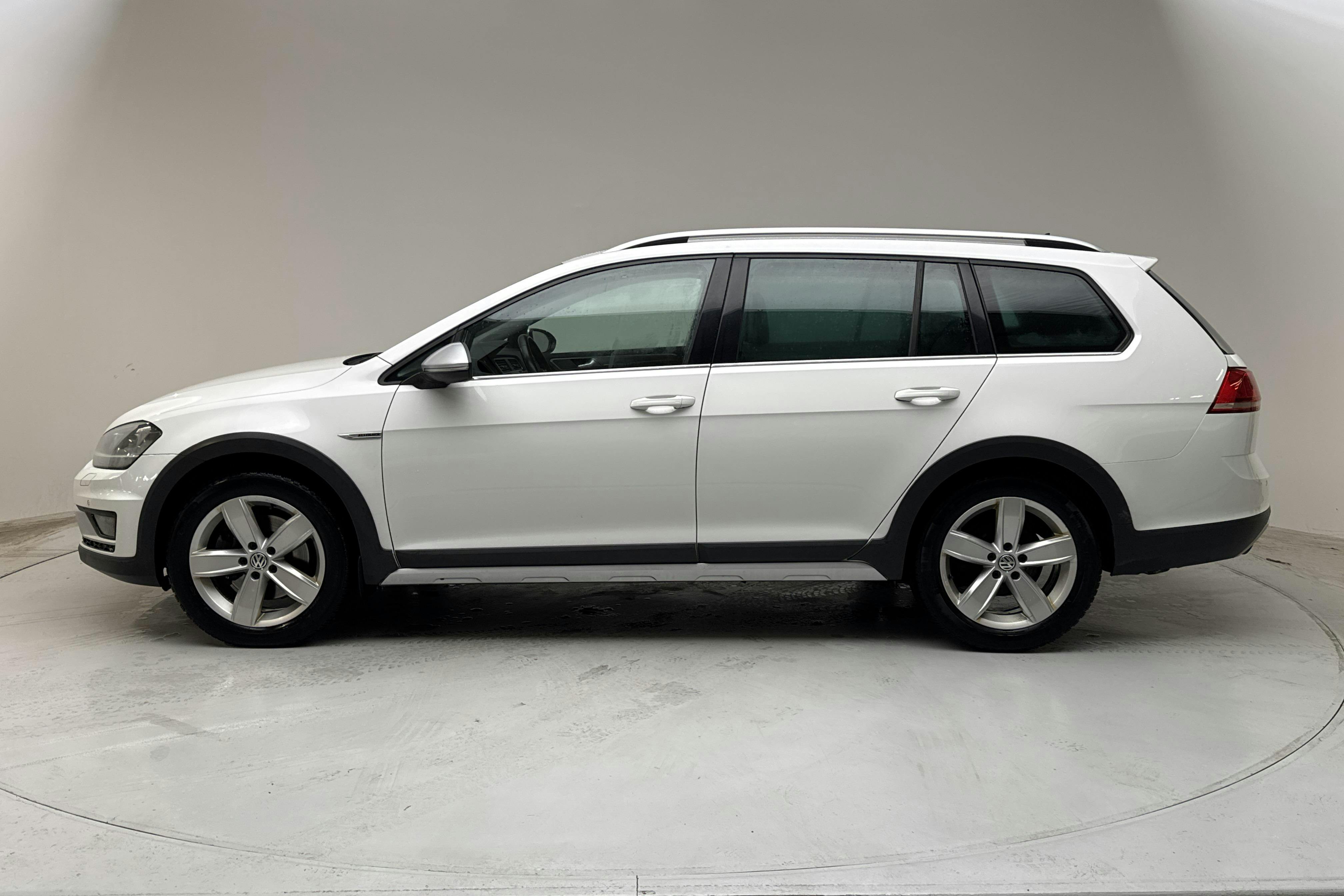Presentationsfoto 2 av 15: VW Golf Alltrack 2.0 TDI 4Motion (184hk) - 28 542 mil - Automat - vit - 2017