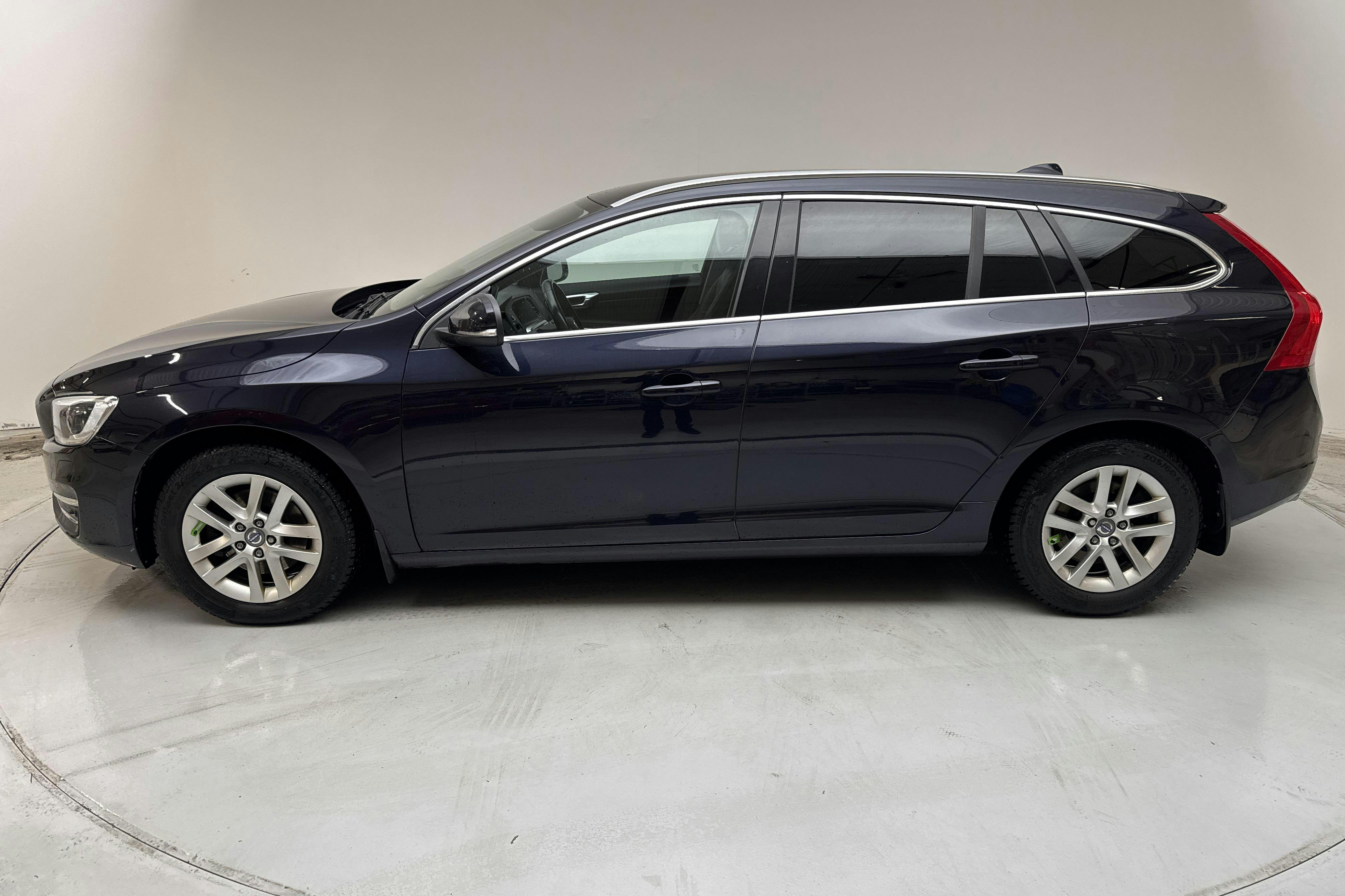 Presentationsfoto 2 av 17: Volvo V60 D4 (190hk) - 13 224 mil - Automat - Dark Blue - 2018