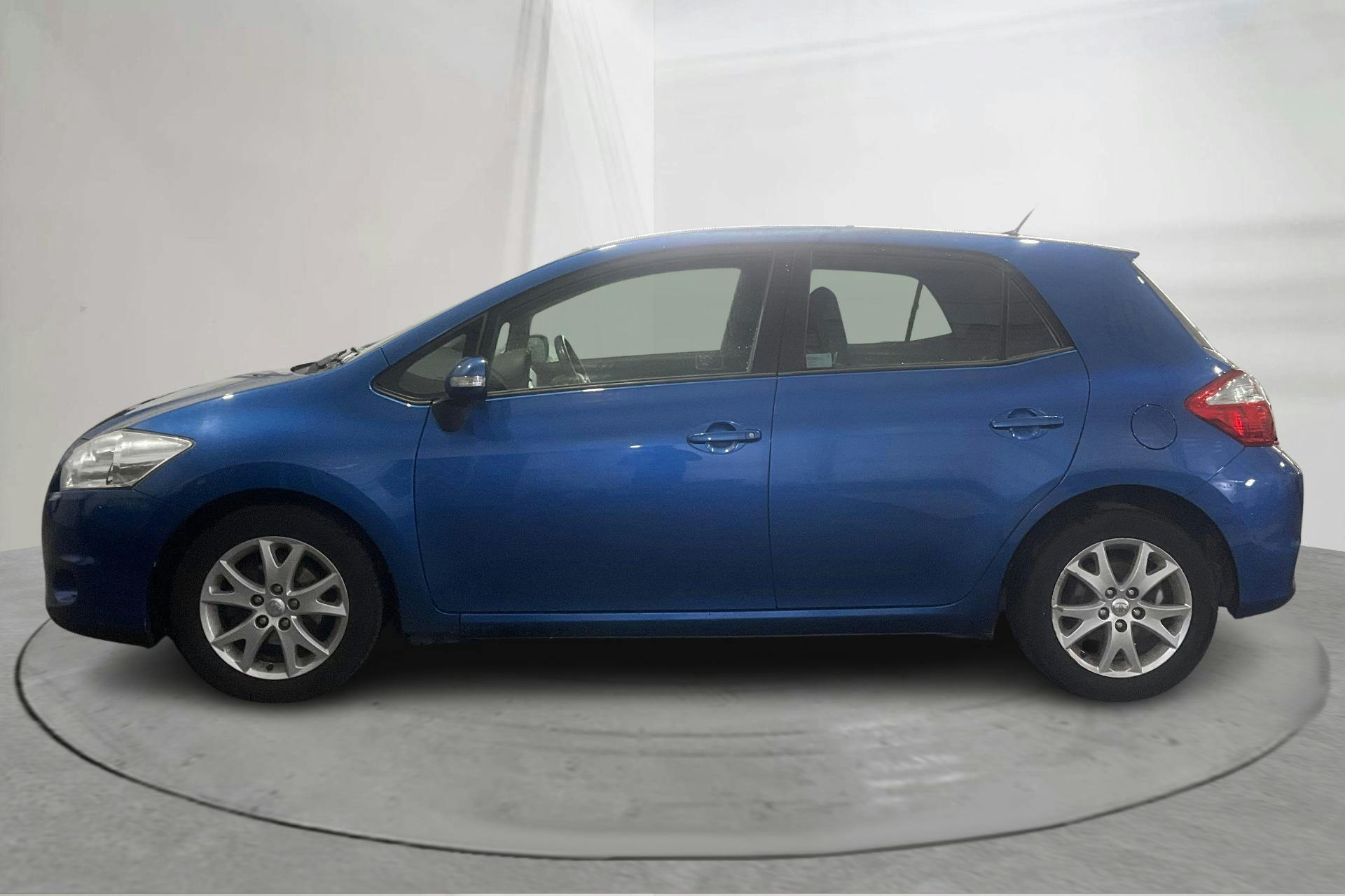 Presentationsfoto 2 av 11: Toyota Auris 1.6 VVT-i 5dr (132hk) - 23 799 mil - Manuell - blå - 2012