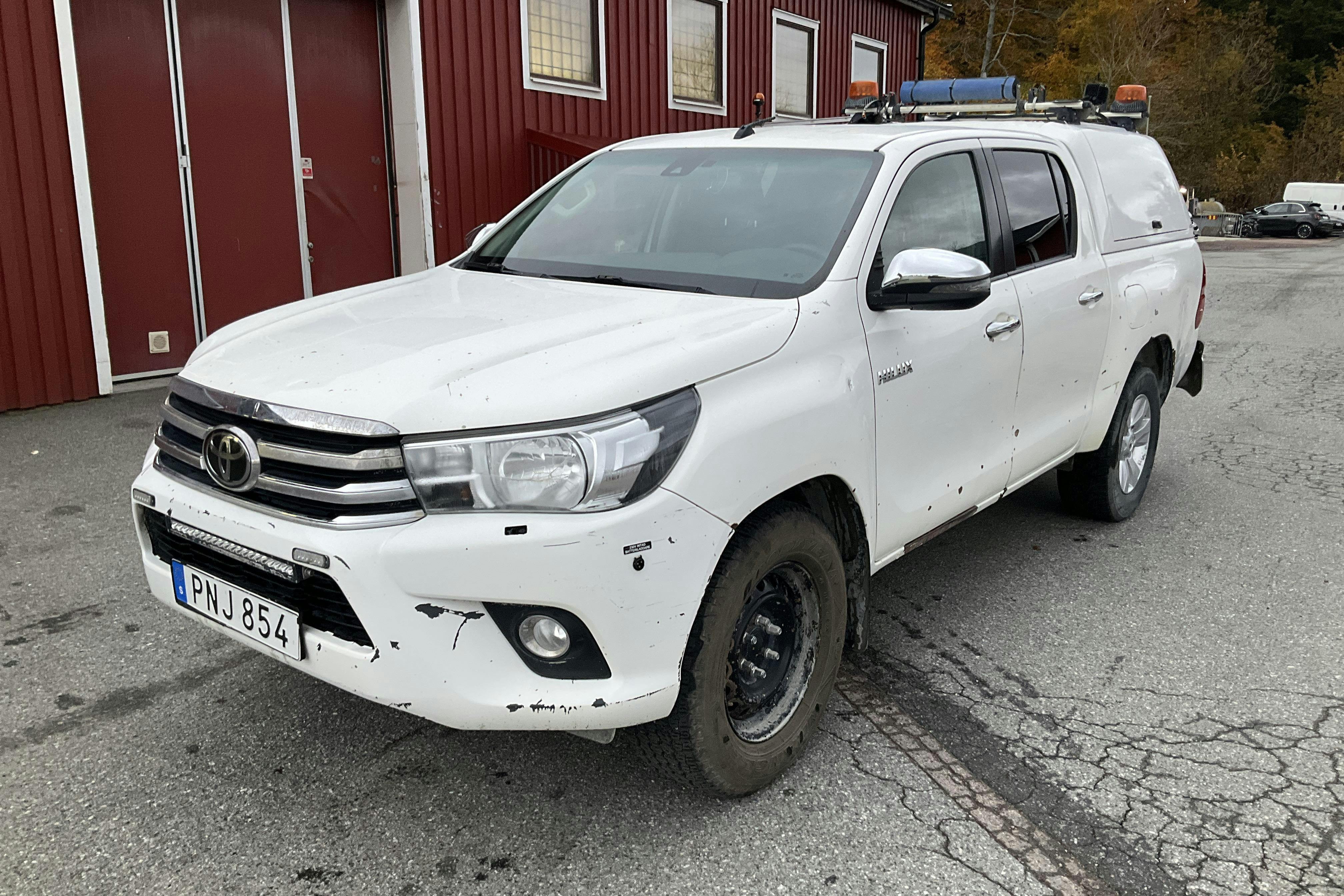 Presentationsfoto 1 av 13: Toyota Hilux 2.4 D 4WD (150hk) - 4 851 mil - Automat - vit - 2019