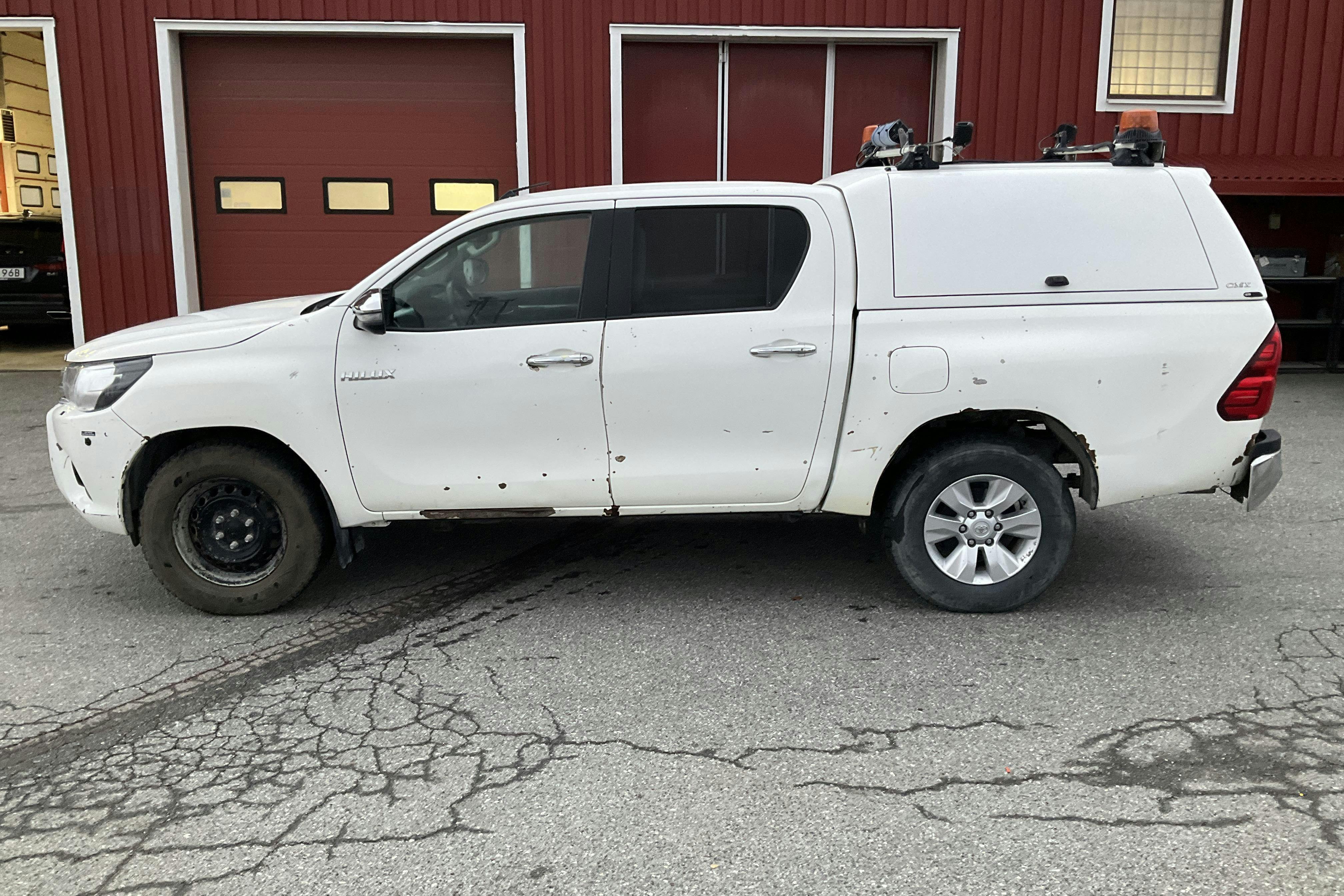 Presentationsfoto 2 av 13: Toyota Hilux 2.4 D 4WD (150hk) - 4 851 mil - Automat - vit - 2019