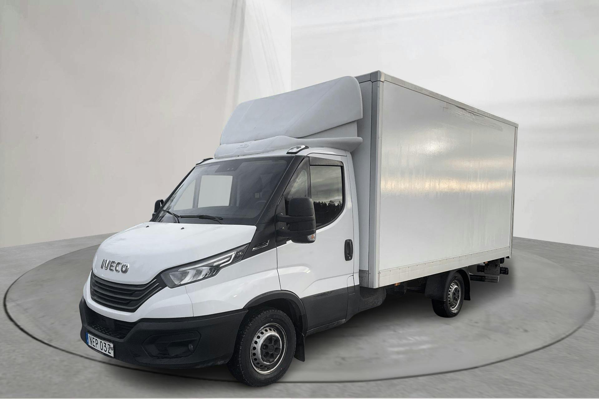 Presentation photo 1 of 12: Iveco Daily 35 2.3 (156hk) - 145 000 km - Automatic - white - 2022