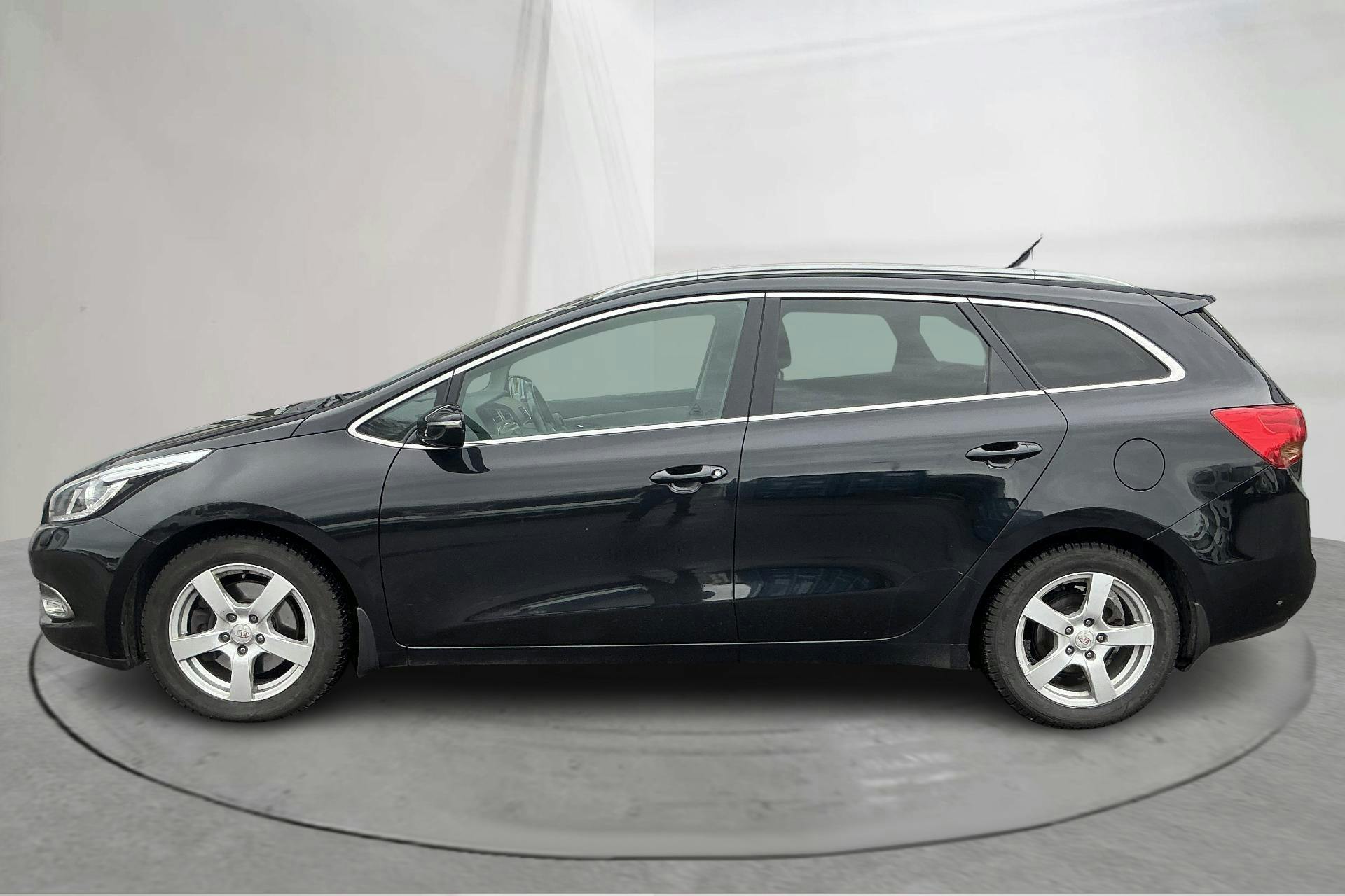 Presentationsfoto 2 av 13: KIA Cee'd 1.6 CRDi SW (128hk) - 18 308 mil - Manuell - svart - 2013