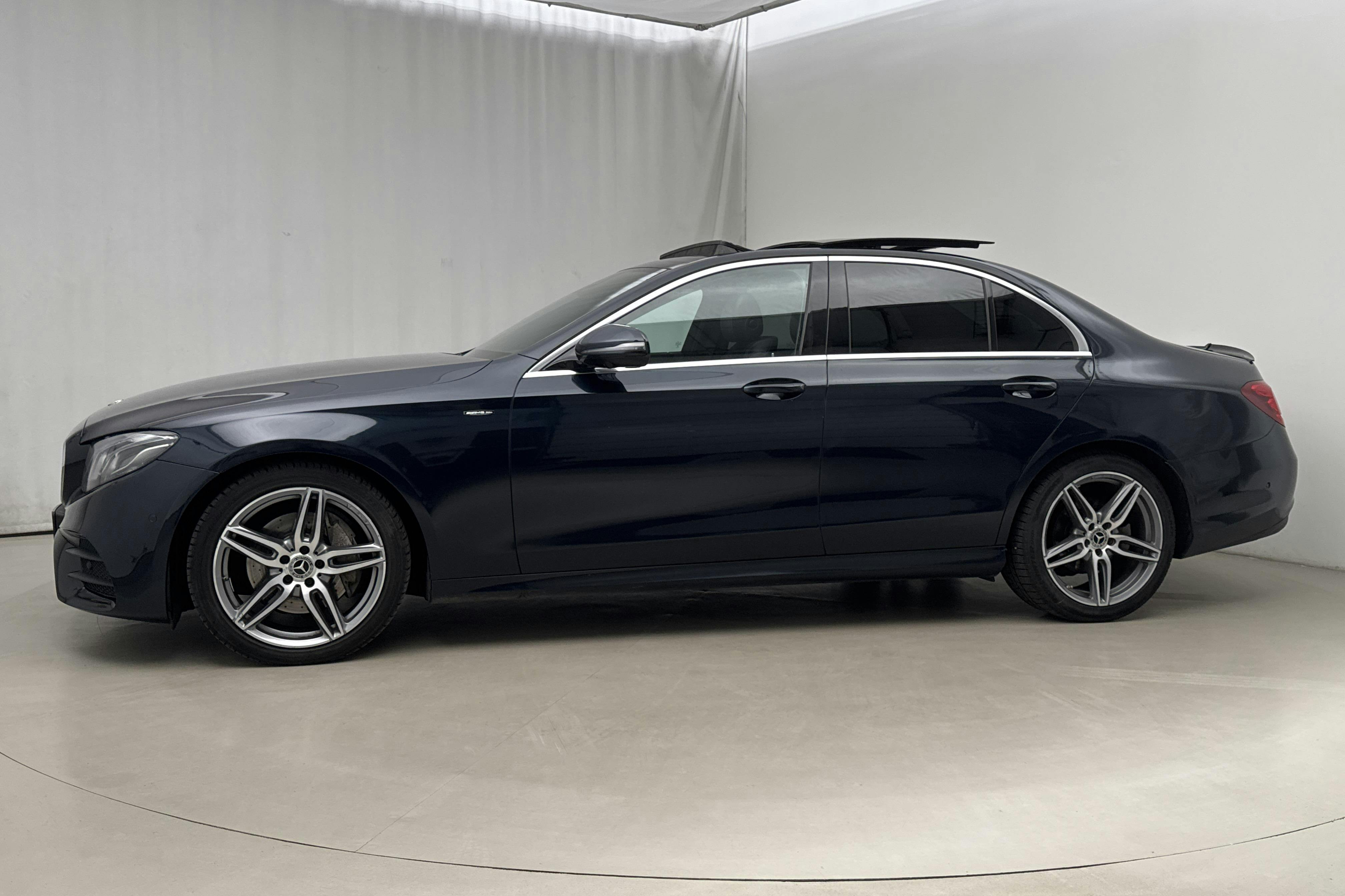 Presentationsfoto 2 av 27: Mercedes E 220 d 4MATIC Sedan W213 (194hk) - 12 525 mil - Automat - Dark Green - 2018