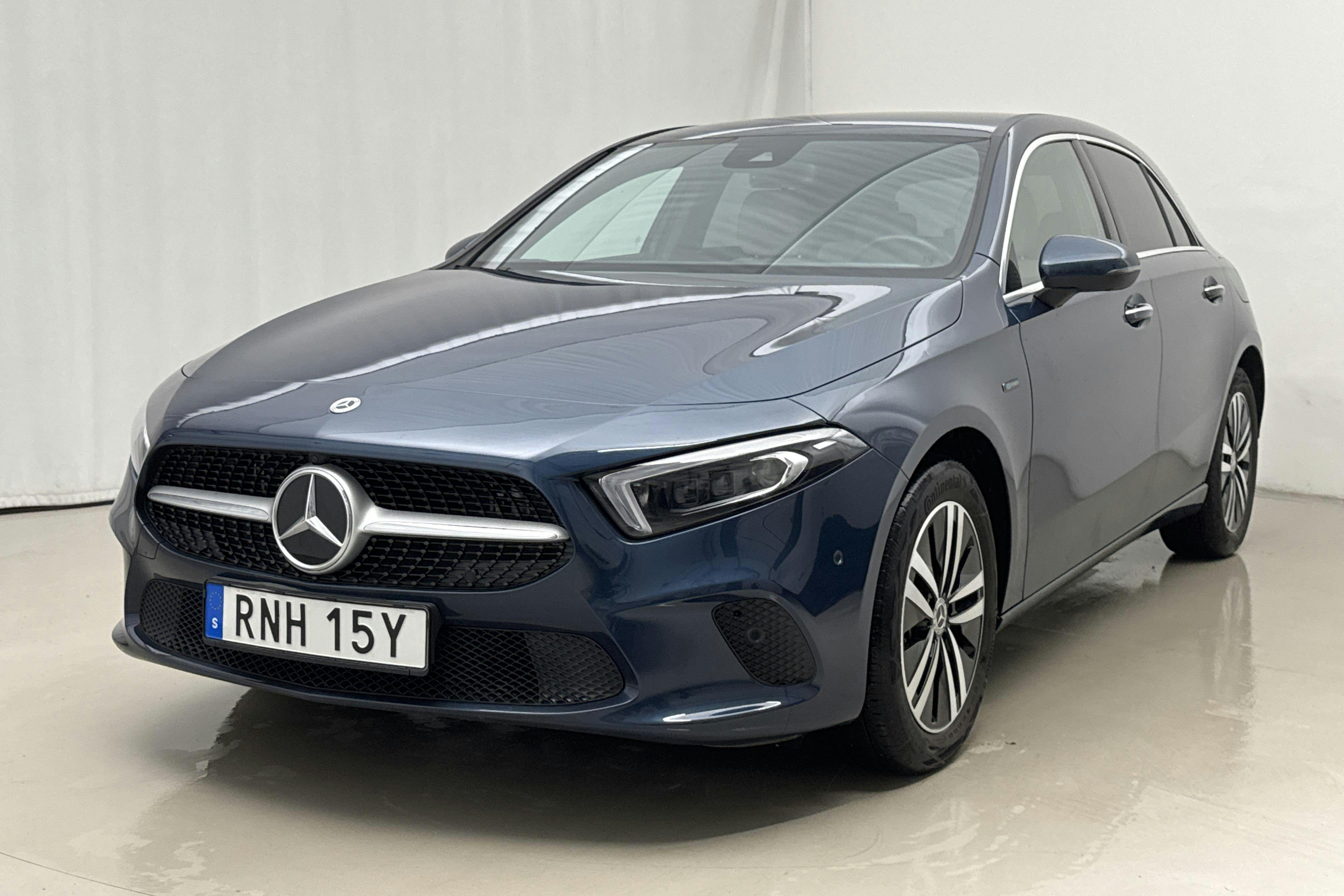 Presentation photo 1 of 26: Mercedes A 250 e 5dr W177 (218hk) - 42 690 km - Automatic - blue - 2022