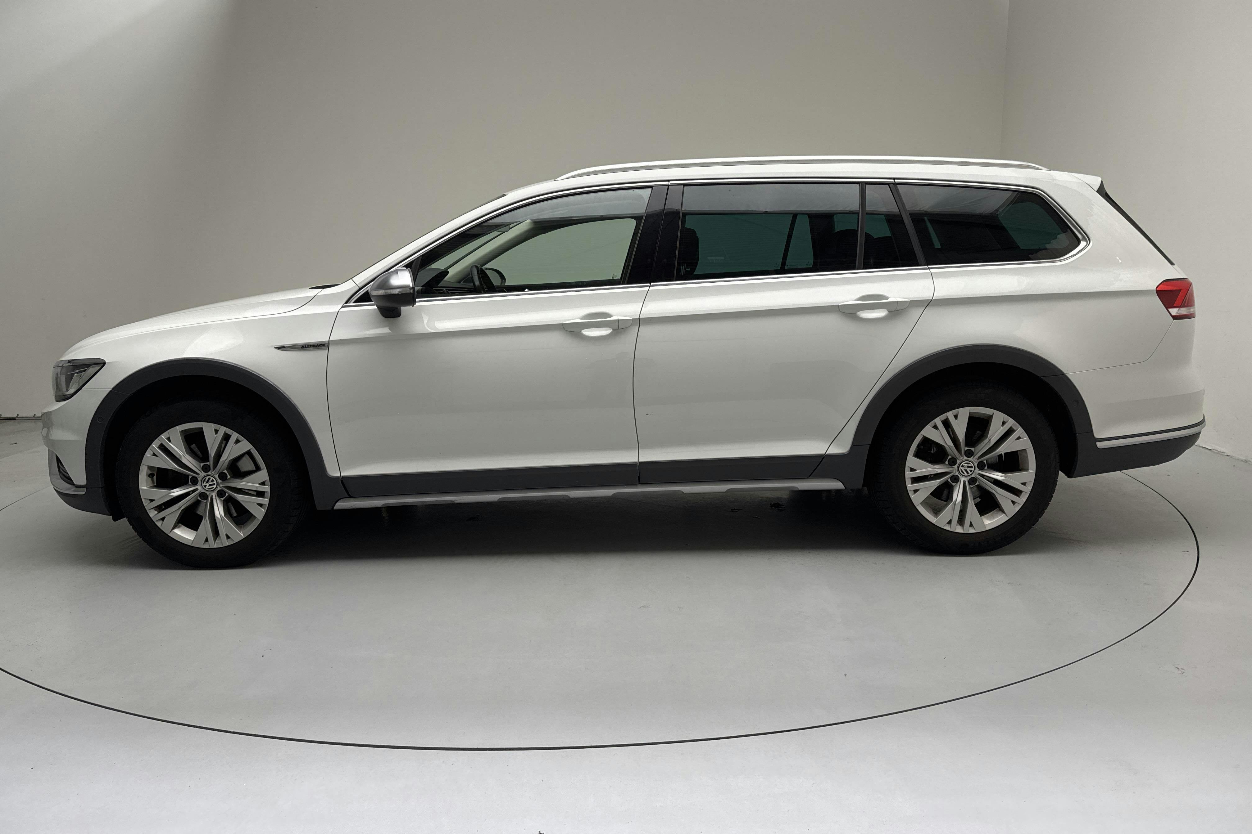 Presentationsfoto 2 av 14: VW Passat Alltrack 2.0 TDI 4MOTION (190hk) - 14 244 mil - Automat - vit - 2016