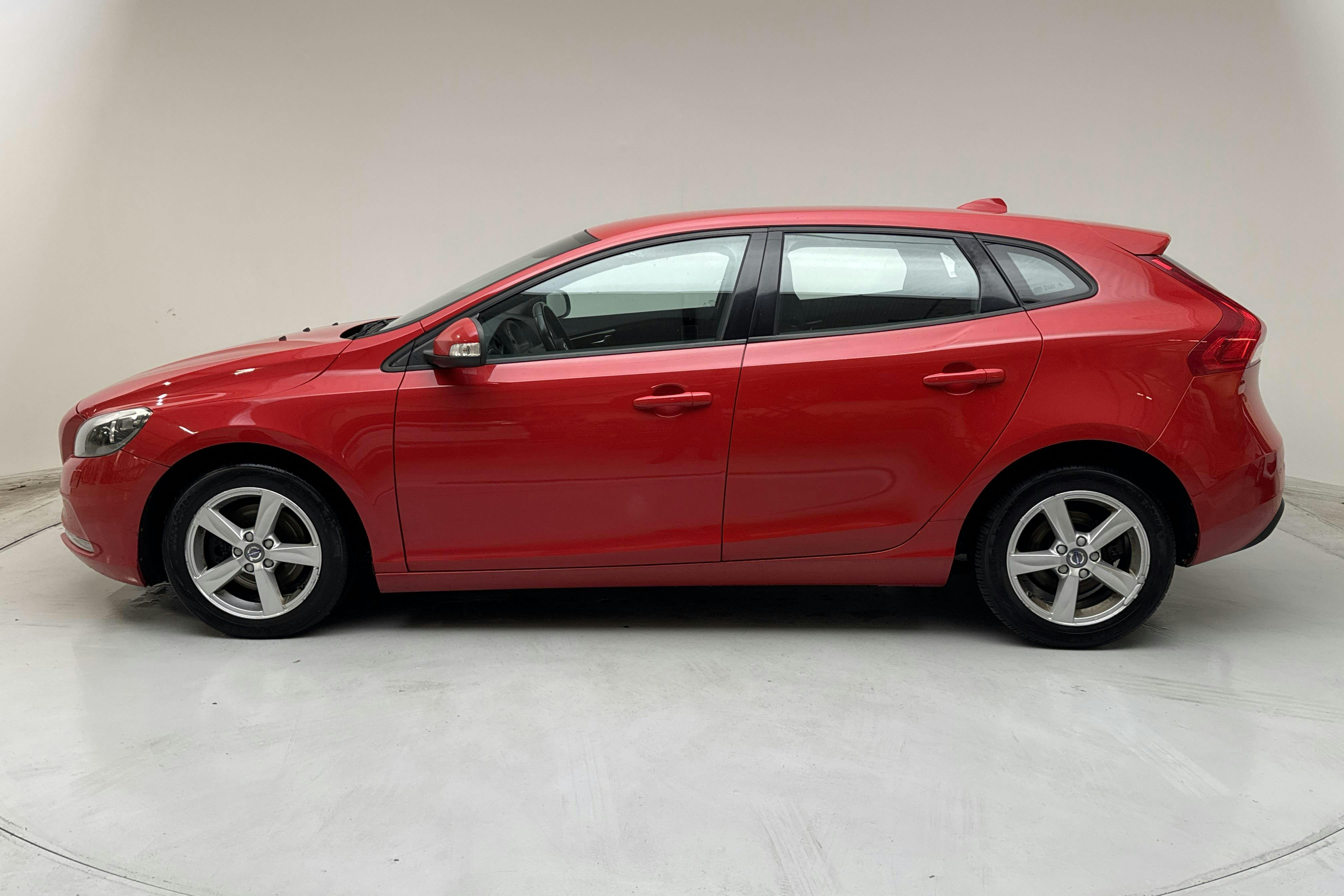 Esitlusfoto 2 aadressil 13: Volvo V40 T2 (122hk) - 173 430 km - Käsitsi - punane - 2016