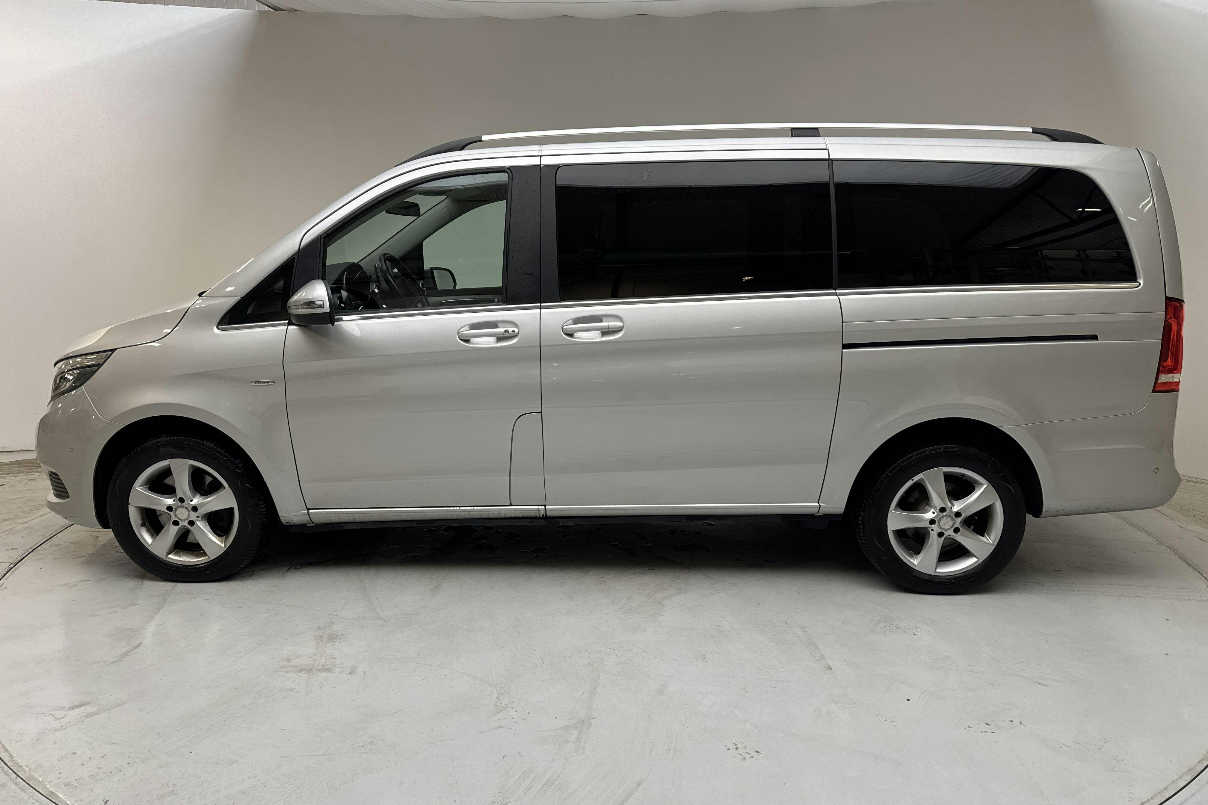 Presentationsfoto 2 av 14: Mercedes V 250 d 4MATIC W447 (190hk) - 10 028 mil - Automat - silver - 2016
