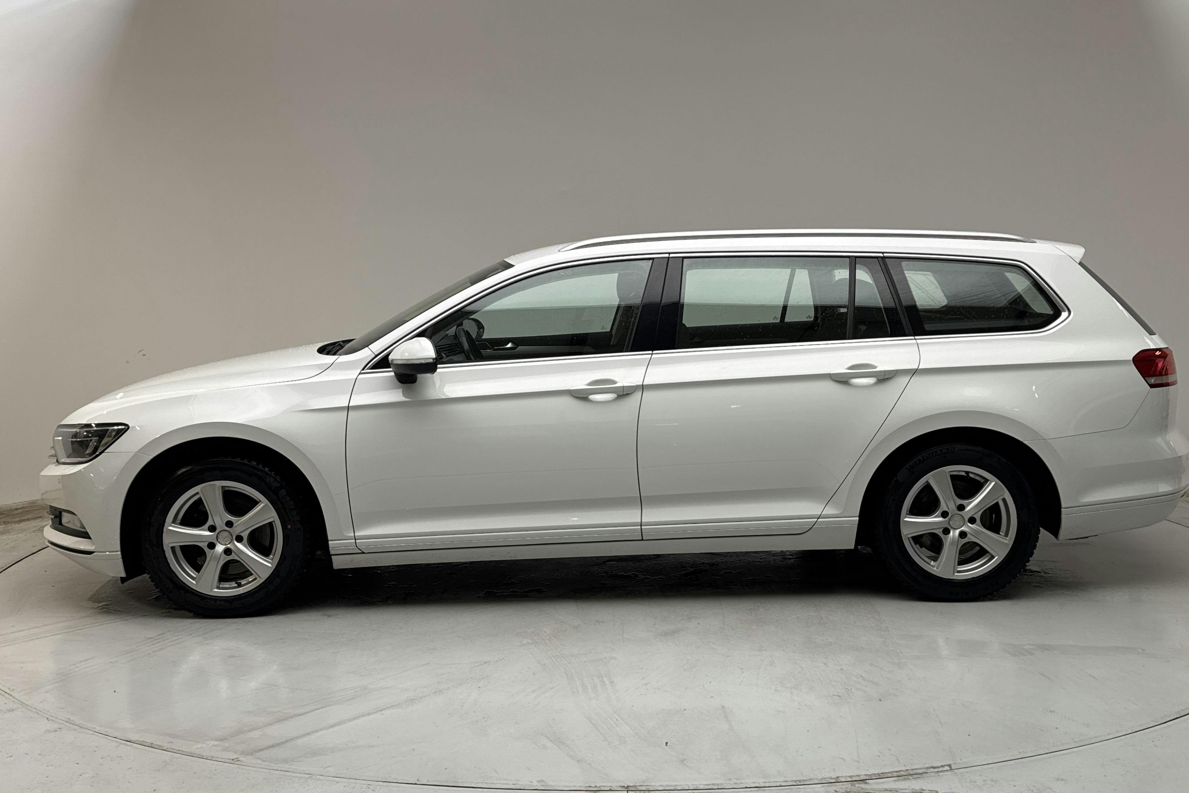 Presentationsfoto 2 av 13: VW Passat 1.4 TSI Sportscombi (150hk) - 15 140 mil - Manuell - vit - 2018