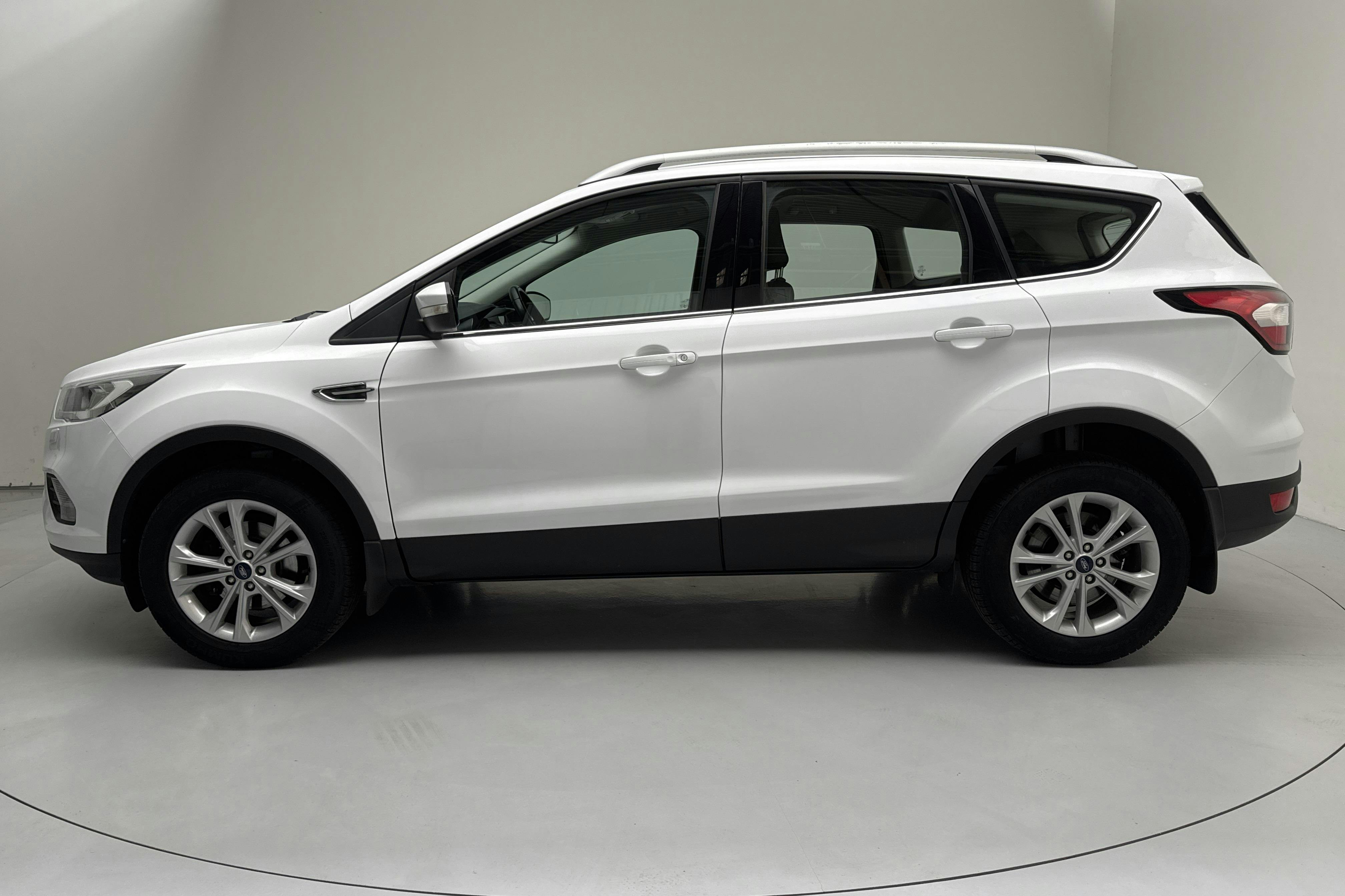 Presentationsfoto 2 av 12: Ford Kuga 1.5 EcoBoost 2WD (150hk) - 12 613 mil - Manuell - vit - 2018