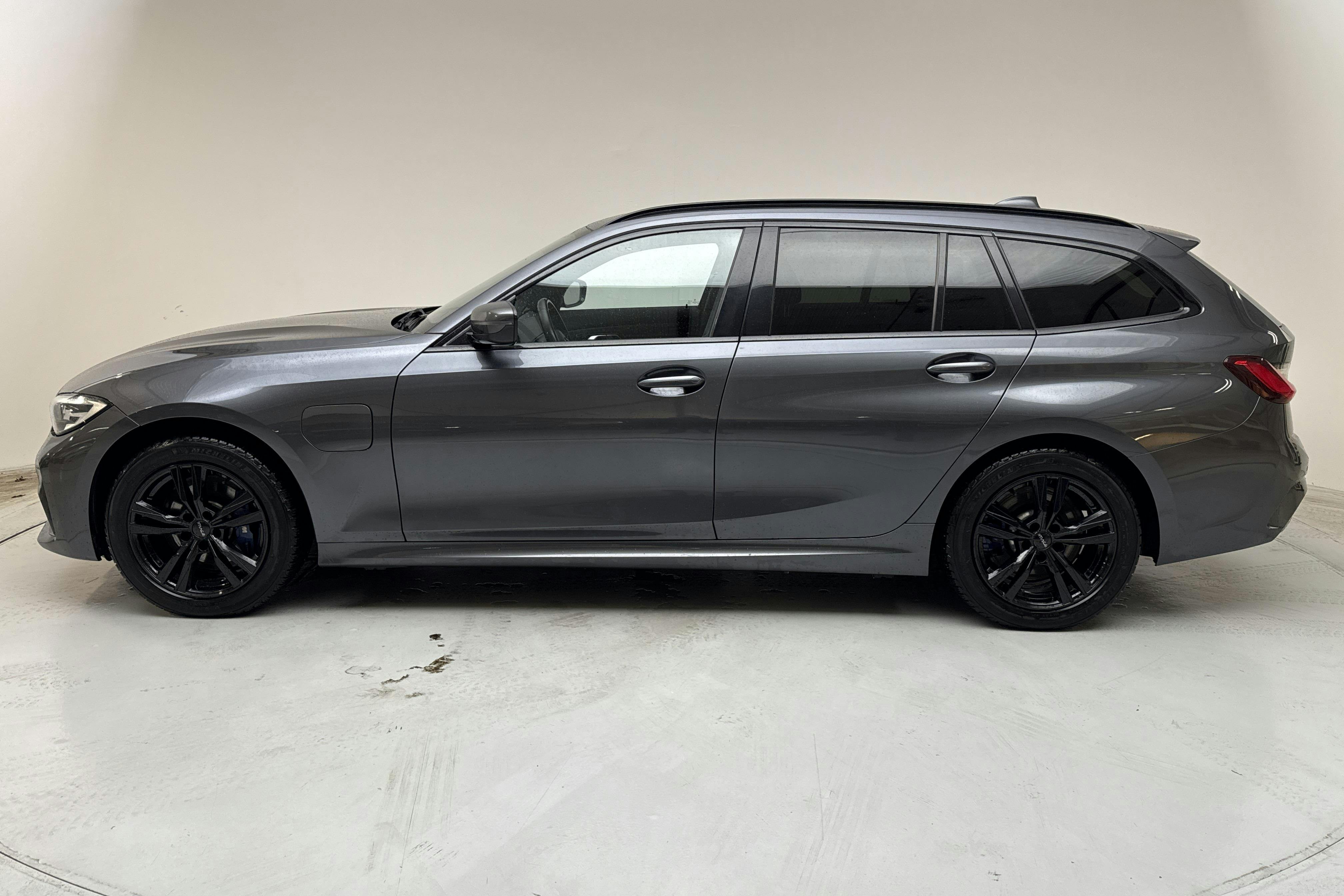Presentationsfoto 2 av 15: BMW 330e xDrive Touring, G21 (292hk) - 12 546 mil - Automat - grå - 2021