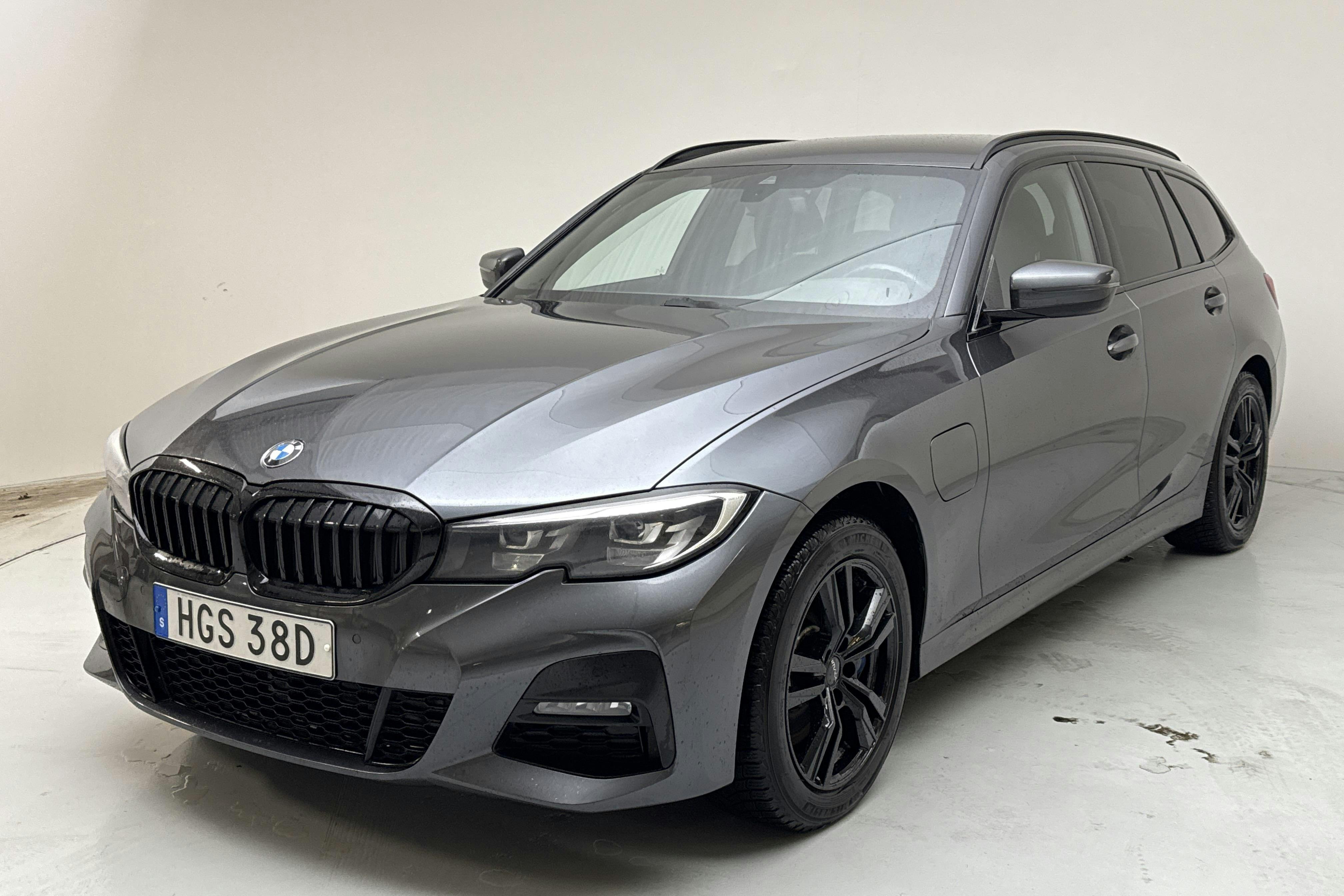 Presentationsfoto 1 av 15: BMW 330e xDrive Touring, G21 (292hk) - 12 546 mil - Automat - grå - 2021