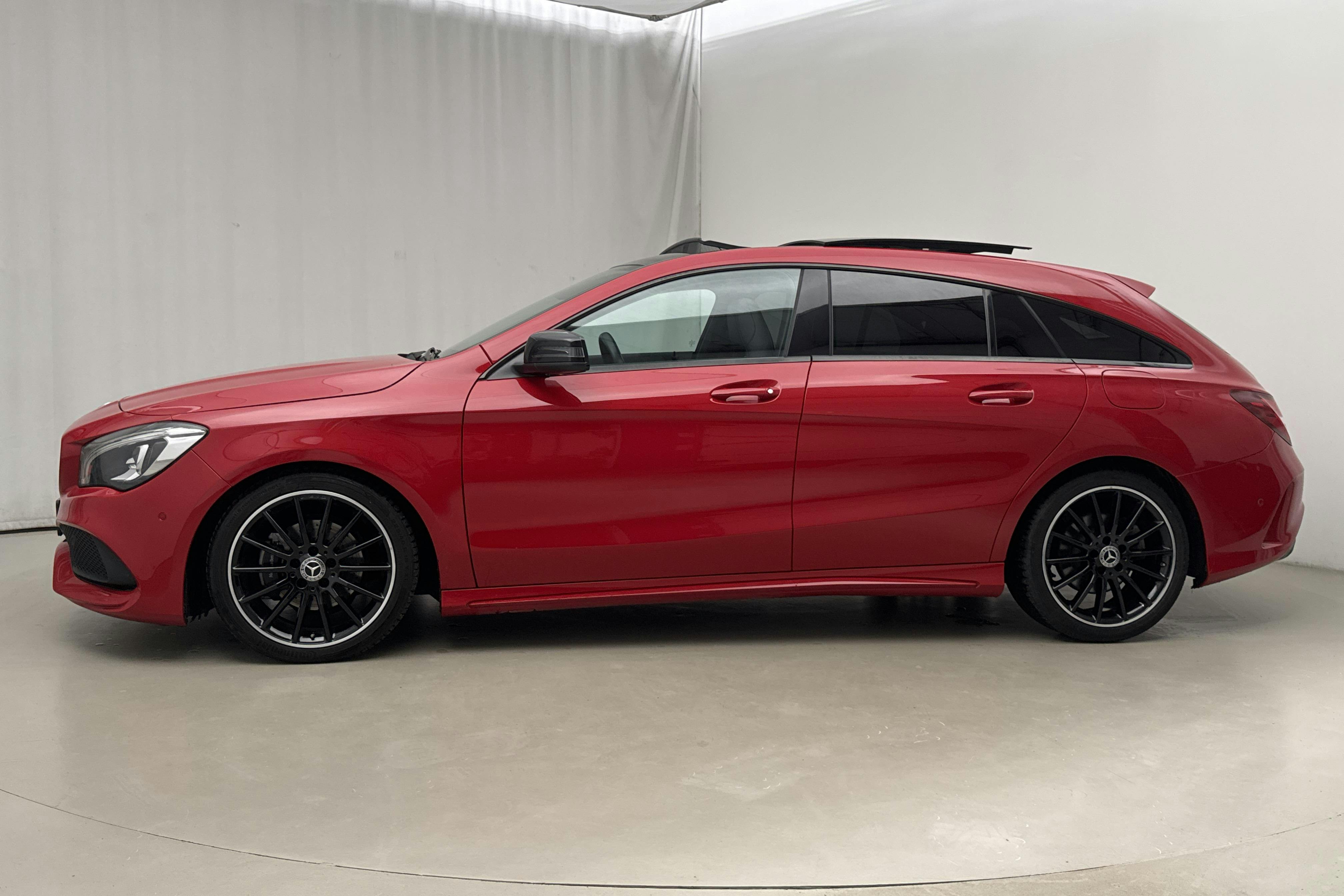 Presentationsfoto 2 av 24: Mercedes CLA 180 Shooting Brake X117 (122hk) - 2 869 mil - Automat - röd - 2019
