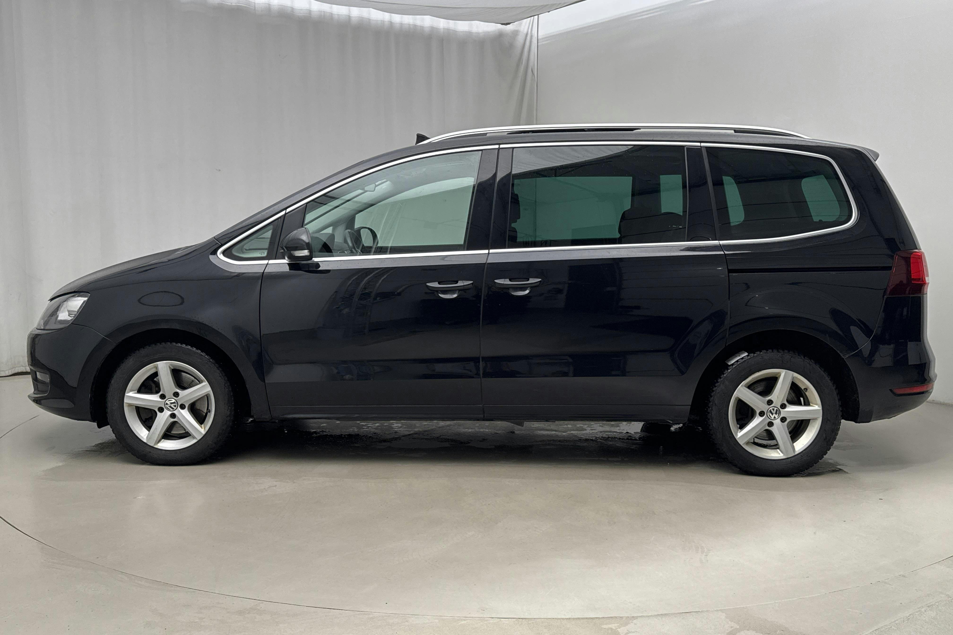 Presentationsfoto 2 av 22: VW Sharan 2.0 TDI (150hk) - 19 576 mil - Automat - svart - 2016