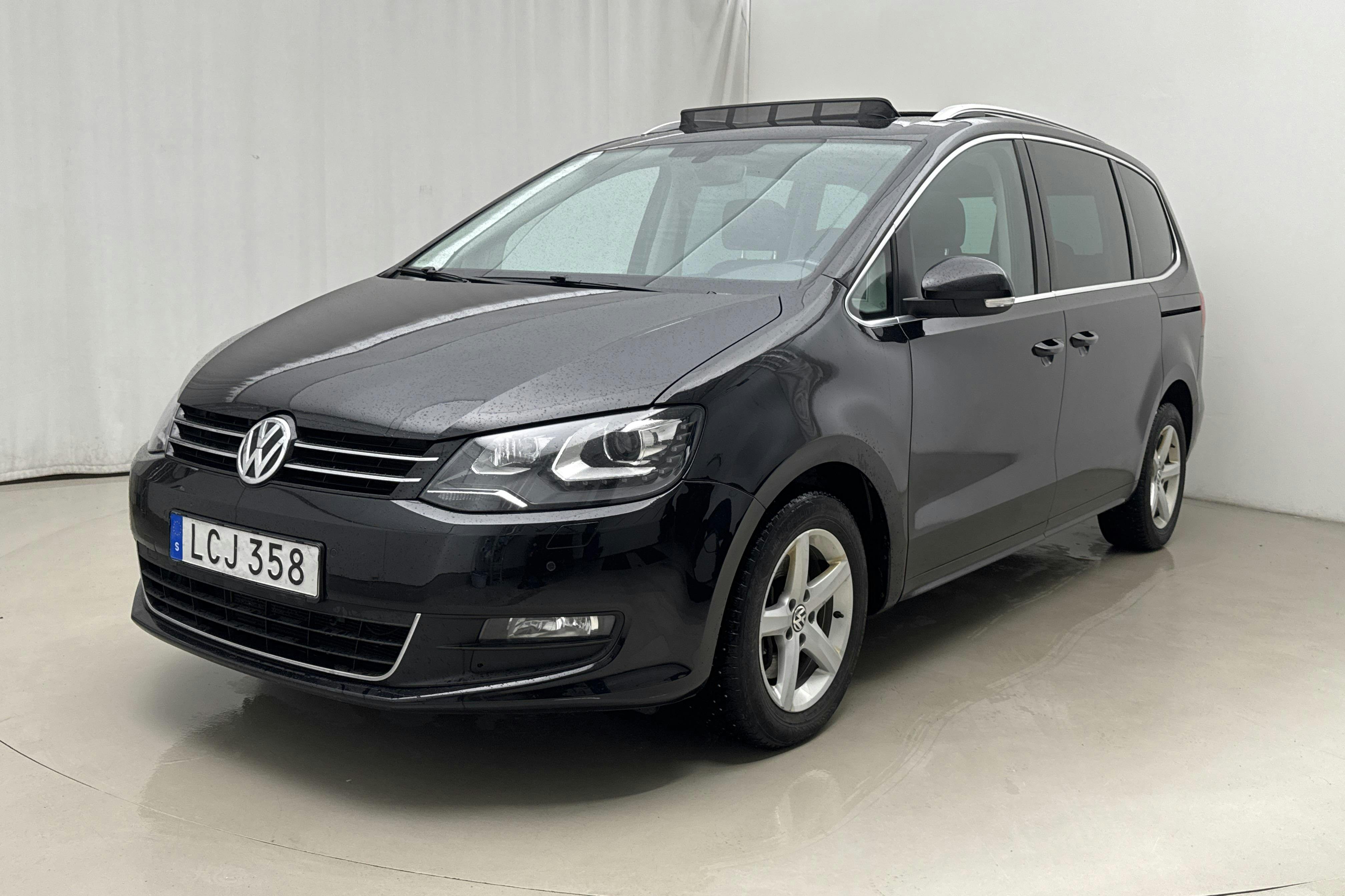 Presentationsfoto 1 av 22: VW Sharan 2.0 TDI (150hk) - 19 576 mil - Automat - svart - 2016
