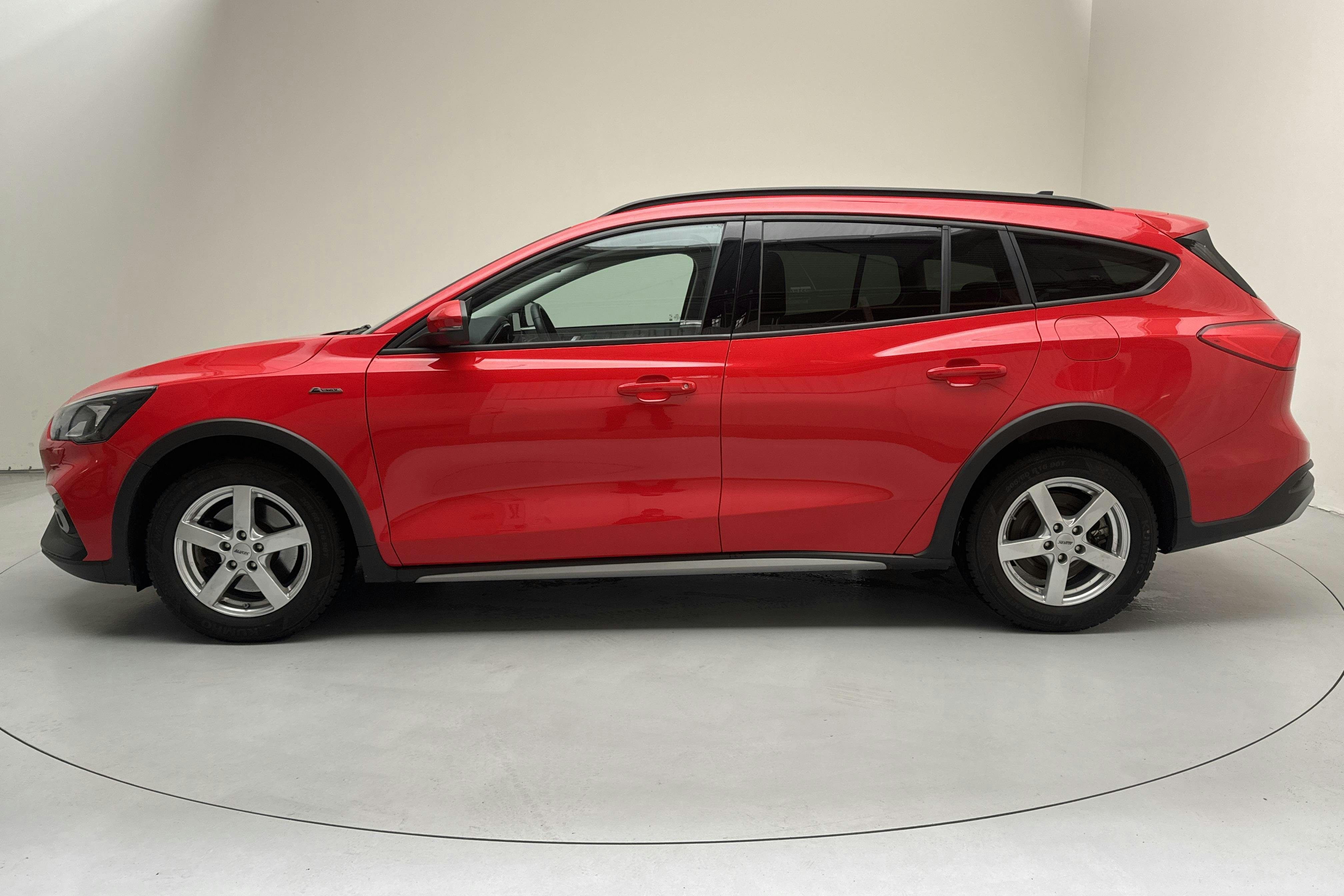 Presentationsfoto 2 av 13: Ford Focus Active 1.0 EcoBoost Kombi (125hk) - 2 582 mil - Automat - röd - 2021