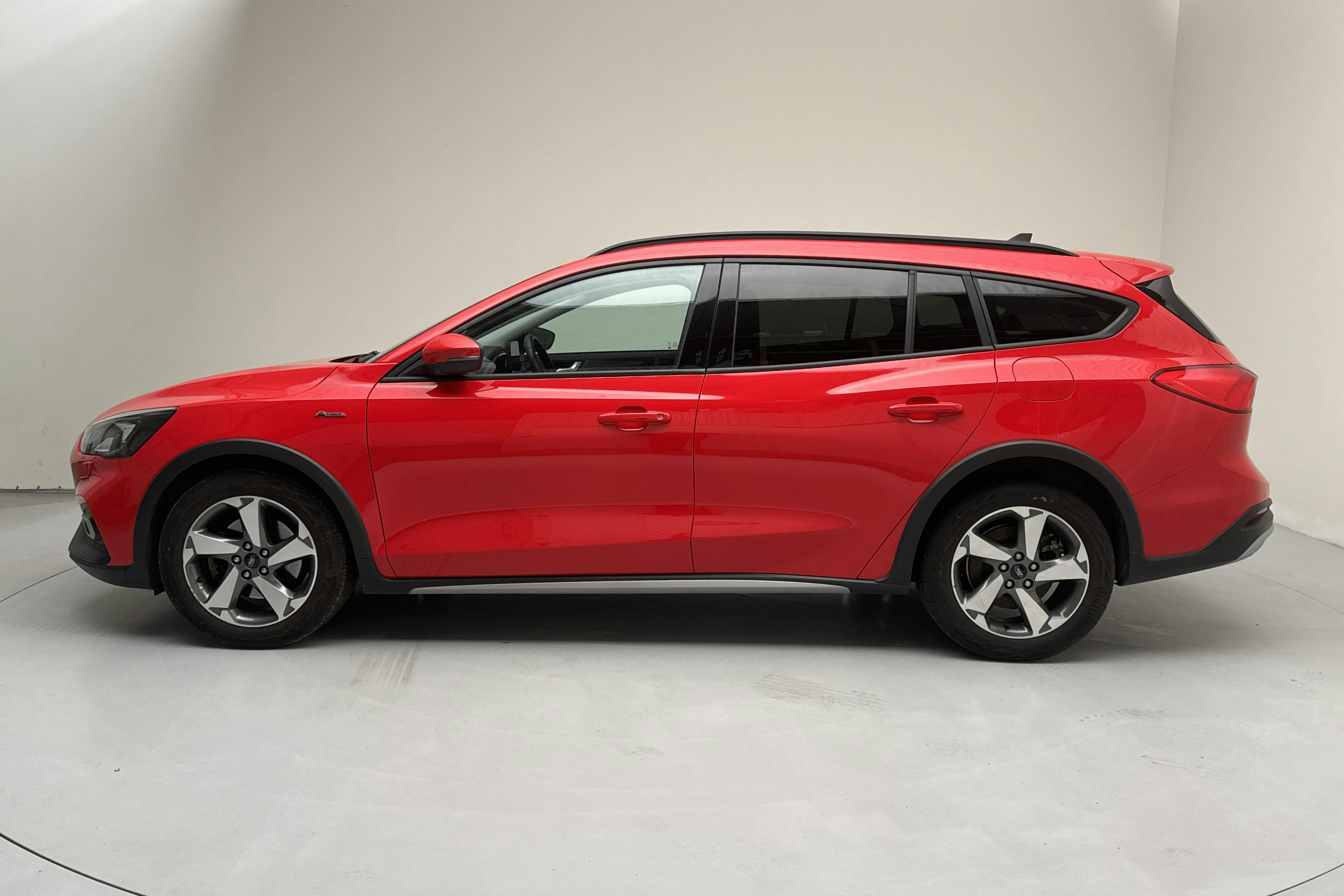 Zdjęcie prezentacyjne 2 z 13: Ford Focus Active 1.0 EcoBoost Kombi (125hk) - 25 820 km - Automatyczna - czerwony - 2021