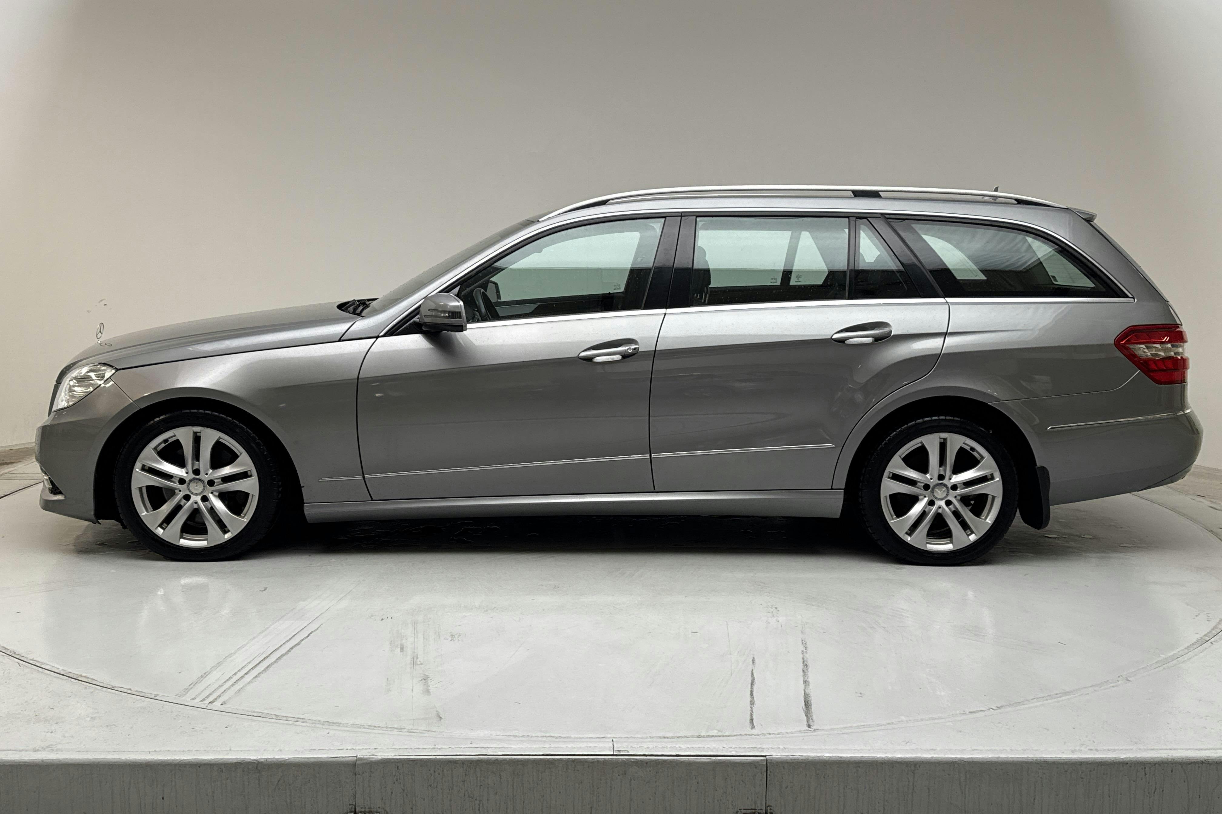 Presentation photo 2 of 12: Mercedes E 350 BlueEfficiency 4Matic Kombi S212 (272hk) - 253 230 km - Automatic - gray - 2010