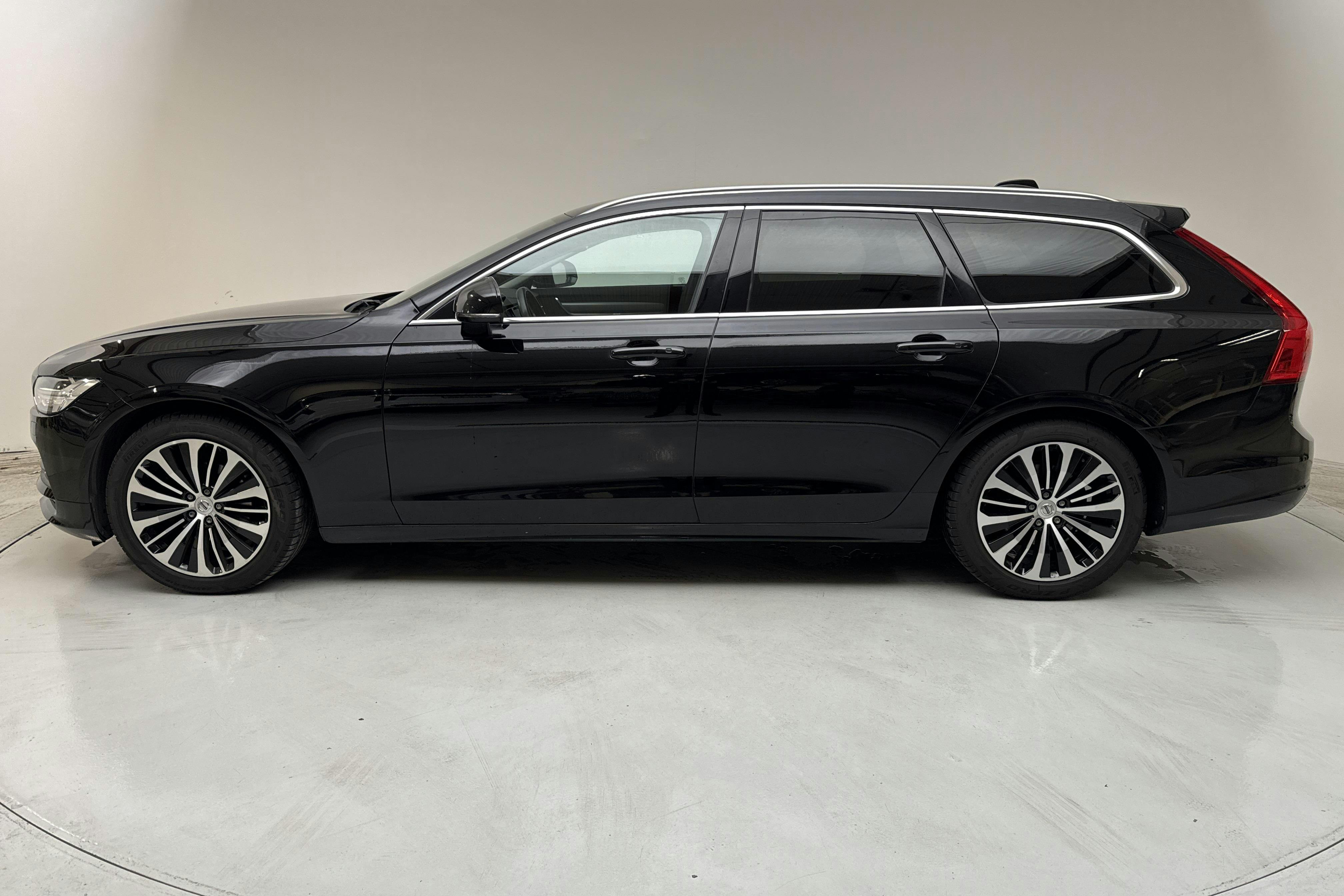 Presentationsfoto 2 av 14: Volvo V90 D4 AWD (190hk) - 10 715 mil - Automat - svart - 2020