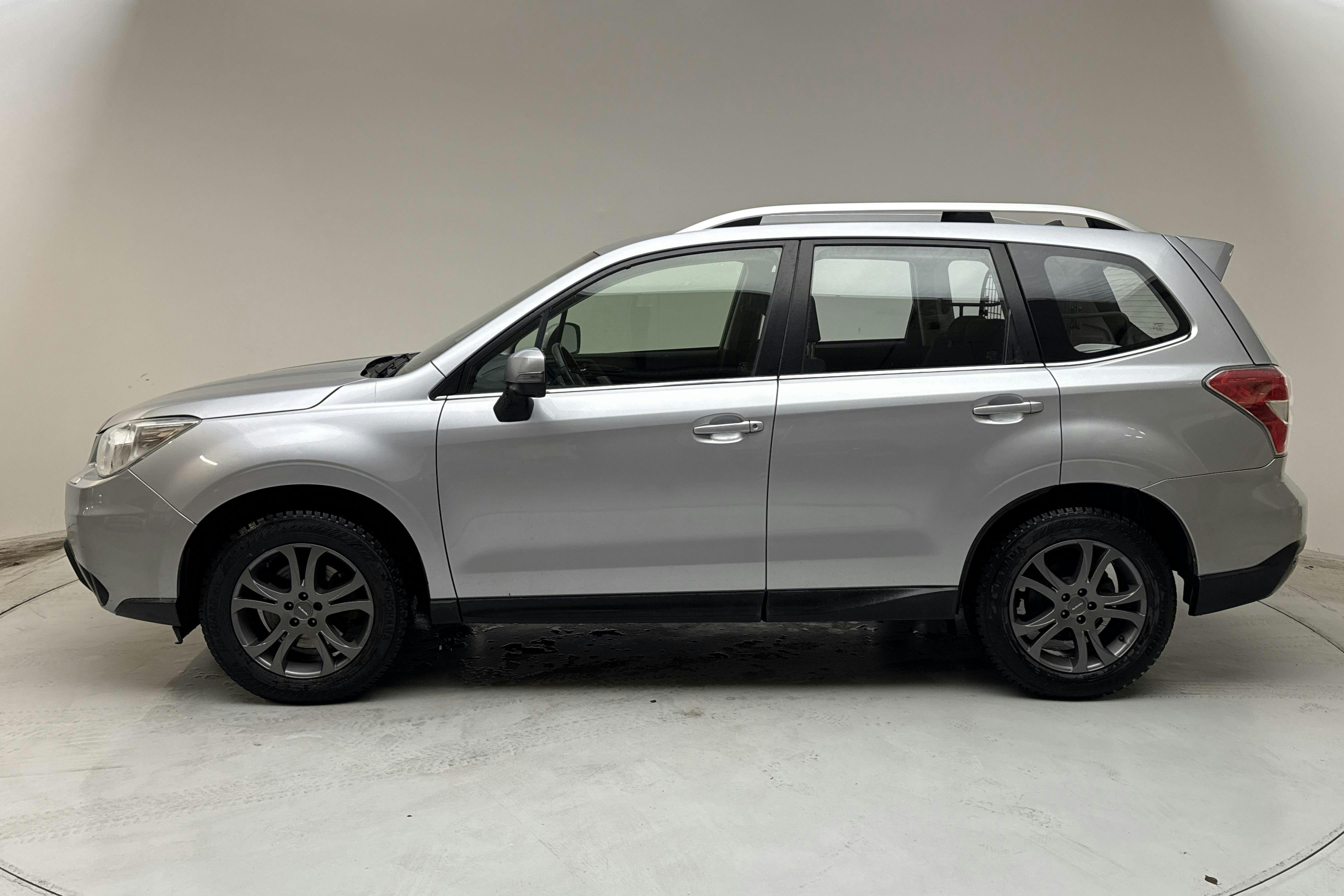 Presentationsfoto 2 av 15: Subaru Forester 2.0D (147hk) - 19 900 mil - Manuell - silver - 2014