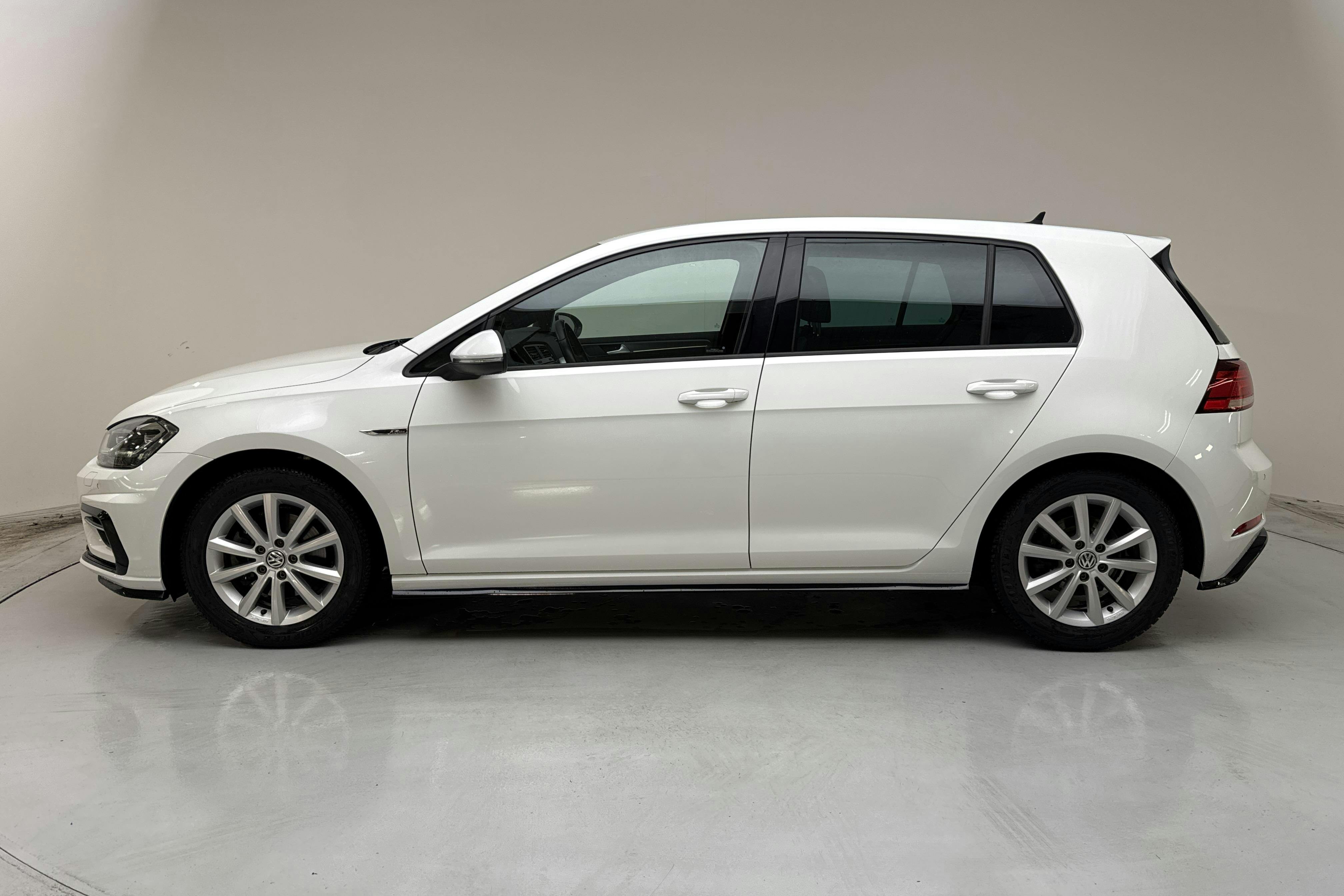 Presentationsfoto 2 av 24: VW Golf VII 1.5 TSI 5dr (150hk) - 8 217 mil - Automat - vit - 2019