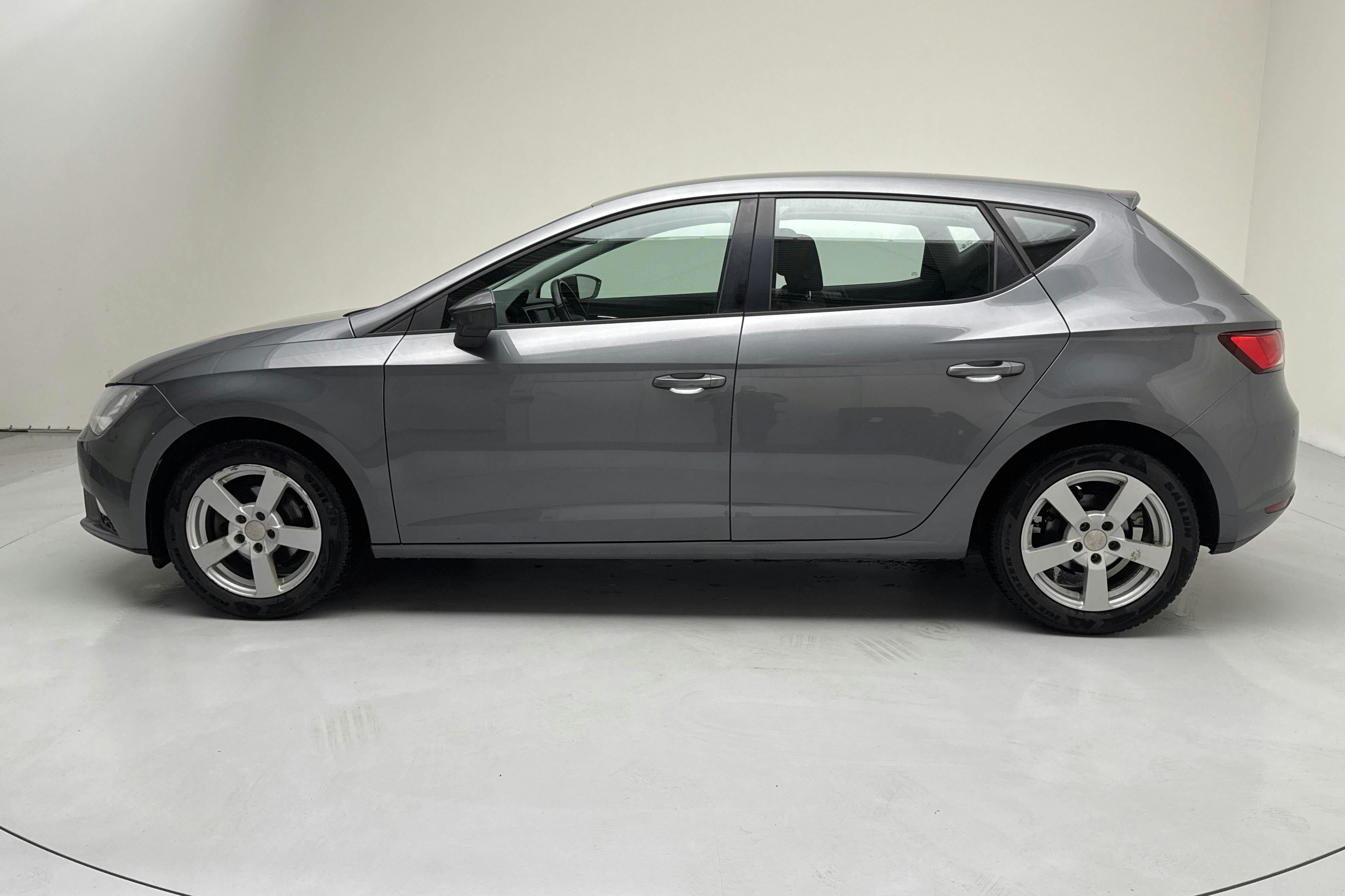 Presentation photo 2 of 12: Seat Leon 1.2 TSI 5dr (110hk) - 148 210 km - Automatic - Dark Grey - 2016