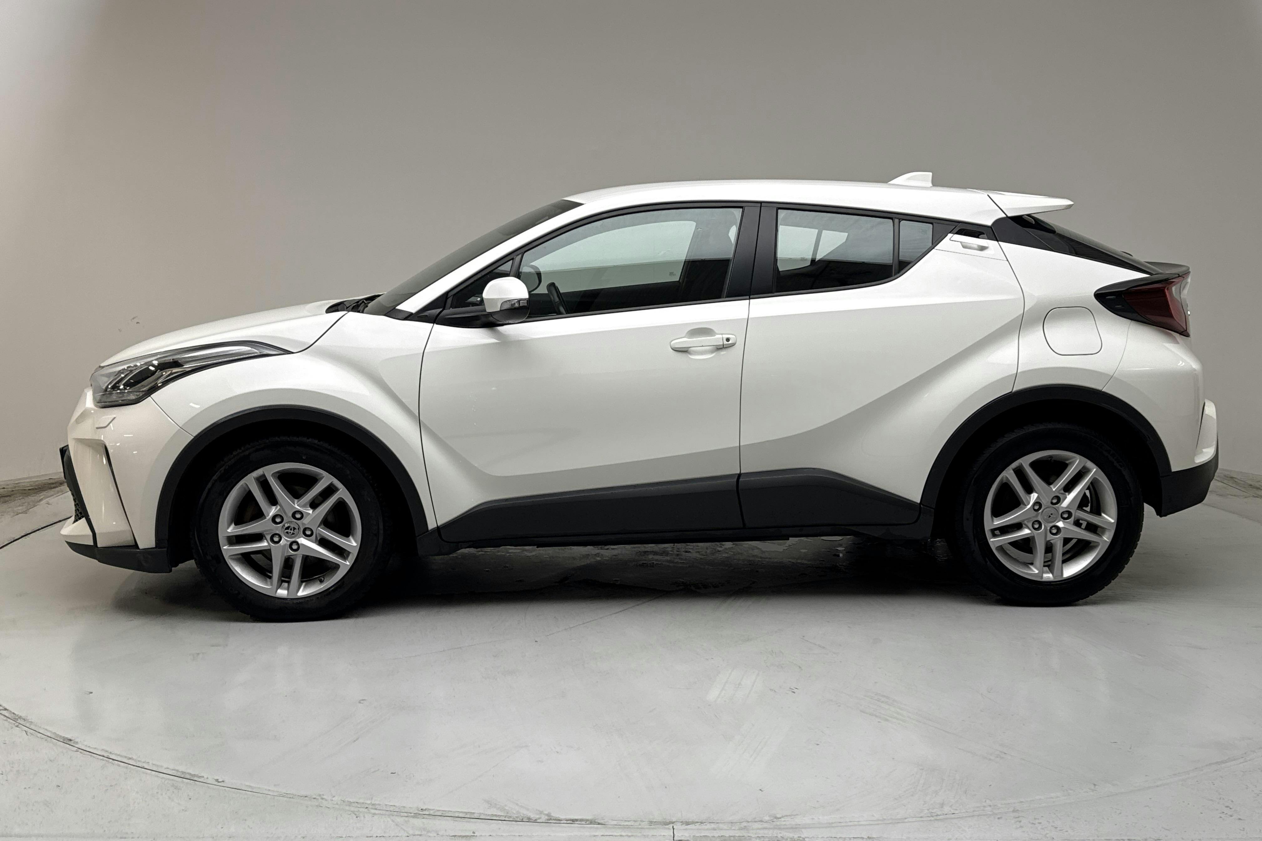 Presentationsfoto 2 av 12: Toyota C-HR 1.8 HSD (122hk) - 11 145 mil - Automat - vit - 2022