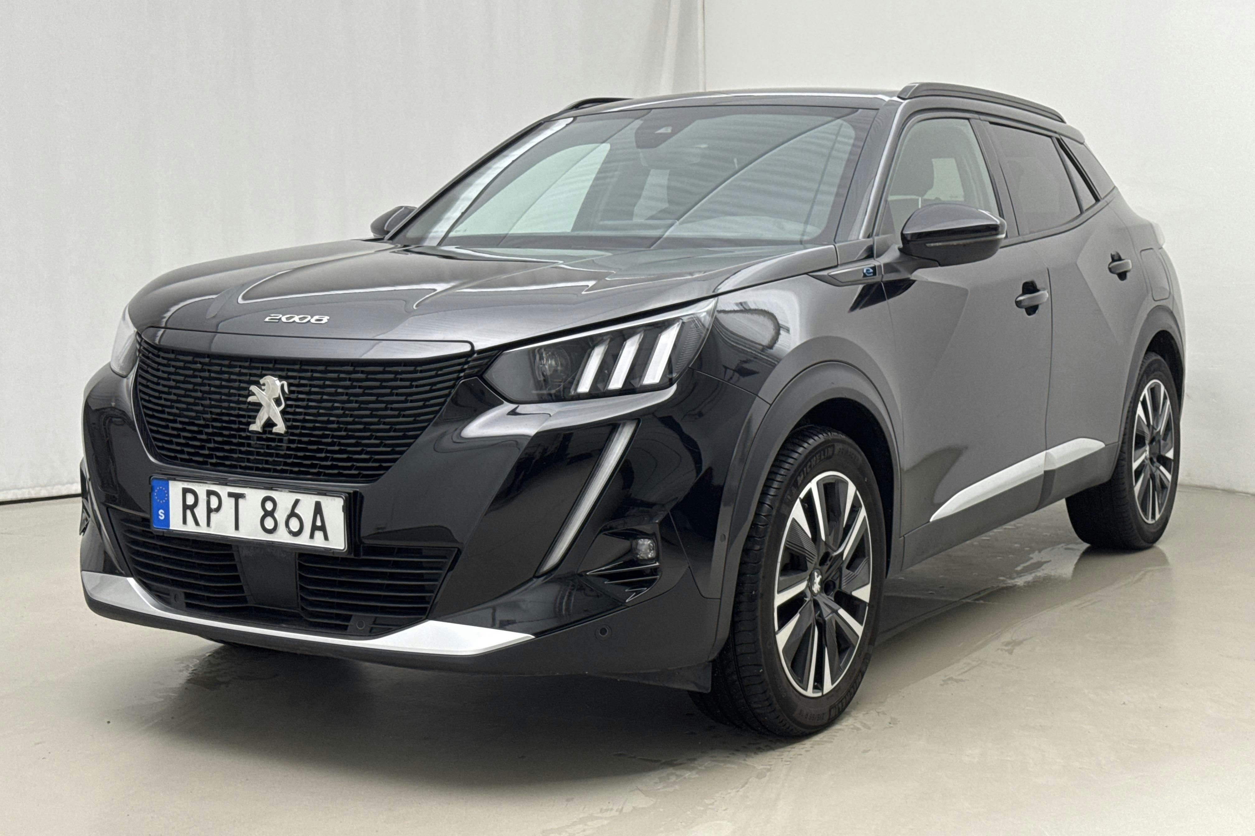 Presentationsfoto 1 av 20: Peugeot e-2008 50kWh (136hk) - 3 570 mil - Automat - svart - 2021