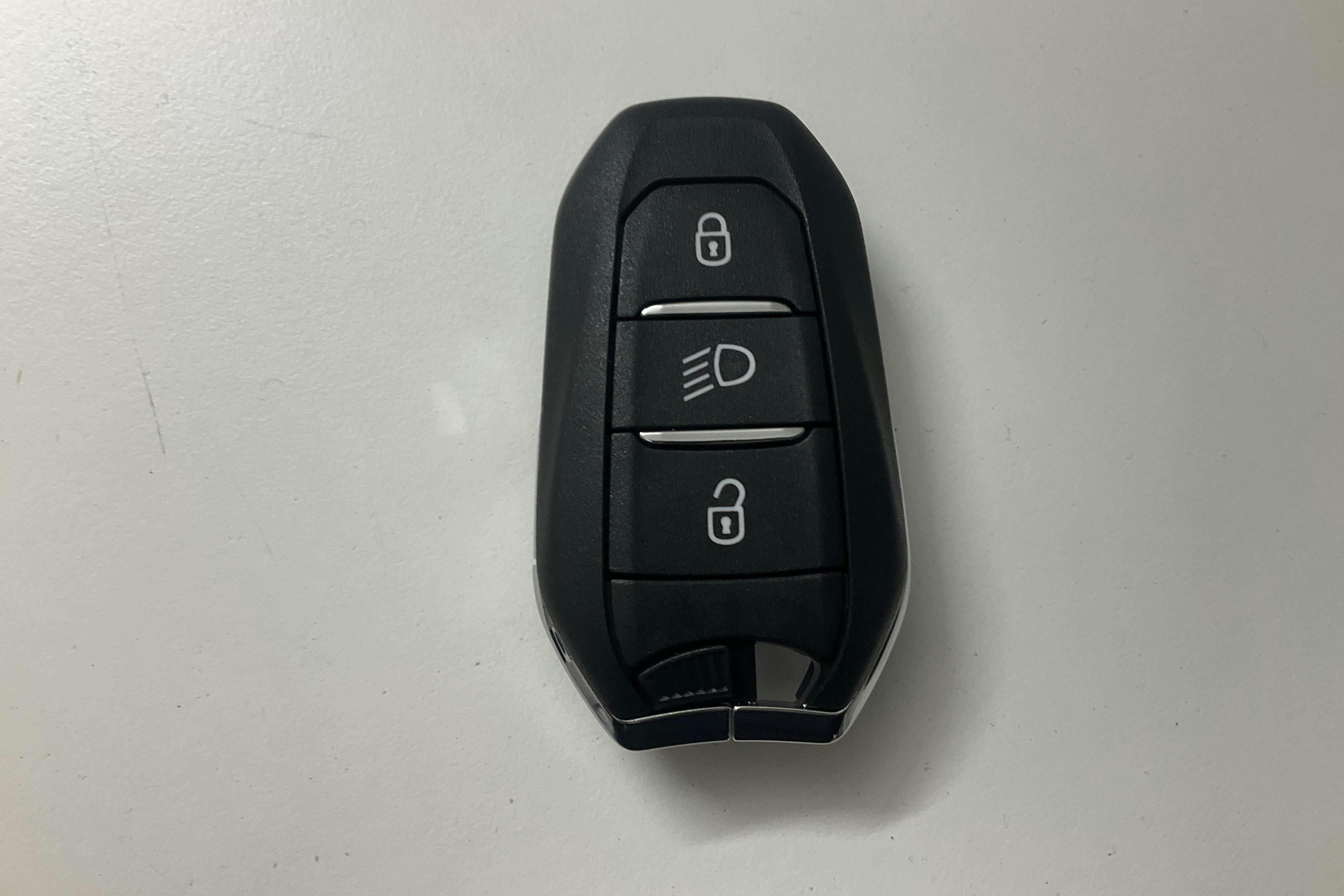 Presentationsfoto 20 av 20: Peugeot e-2008 50kWh (136hk) - 3 570 mil - Automat - svart - 2021