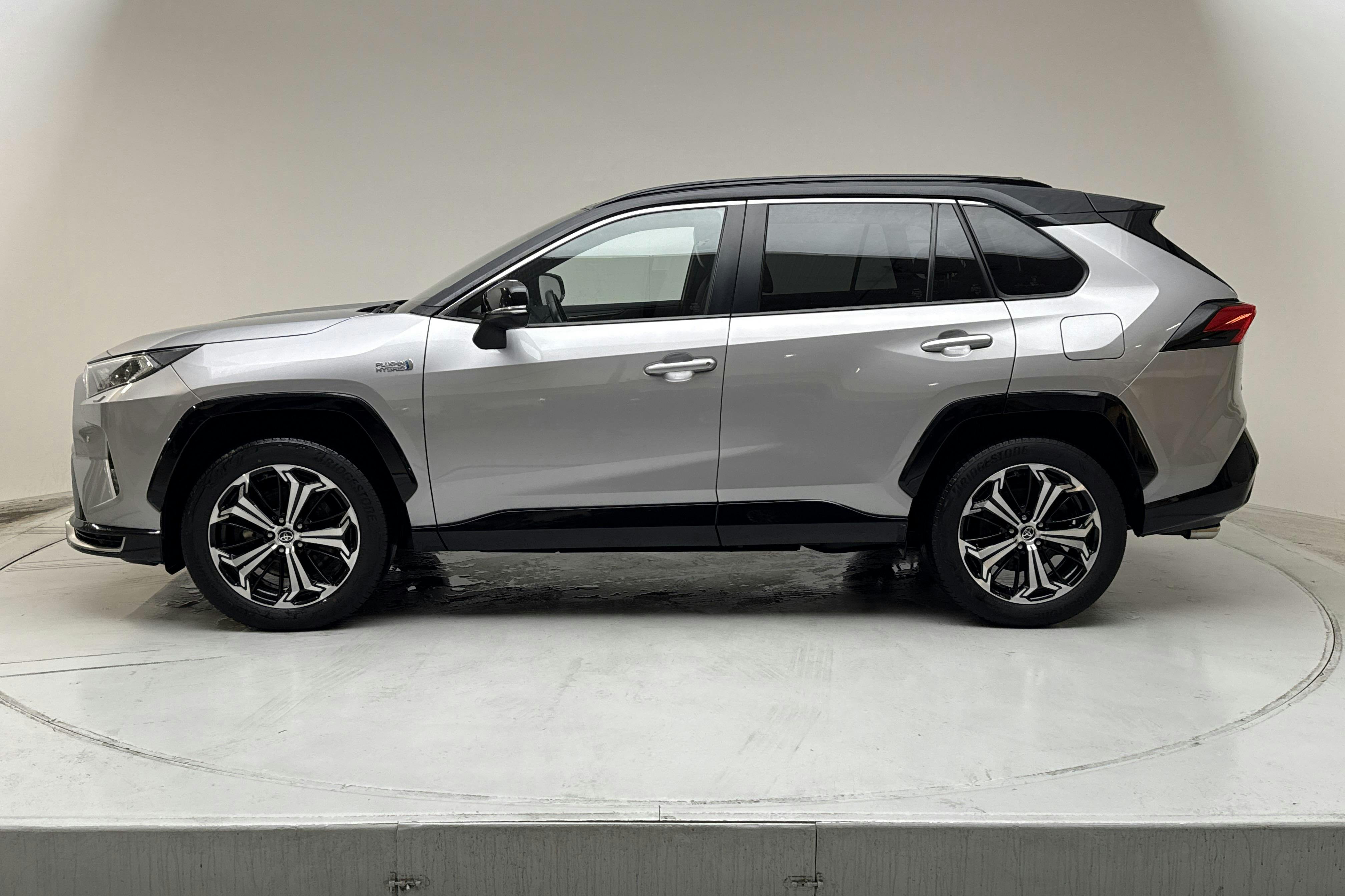 Presentationsfoto 2 av 18: Toyota RAV4 2.5 Plug-in Hybrid AWDi (306hk) - 12 186 mil - Automat - grå - 2021