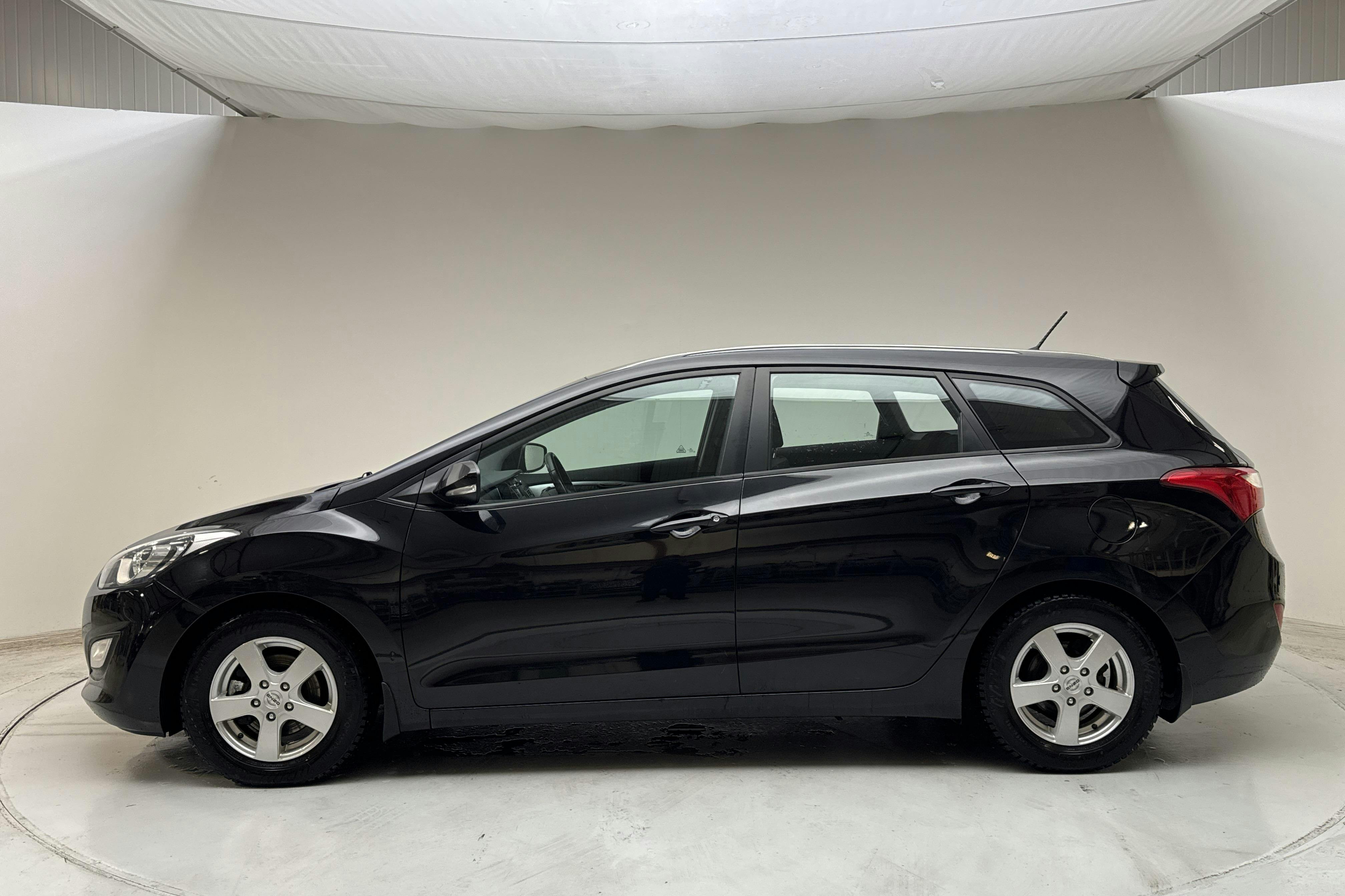 Esittelykuva 2 osoitteesta 11: Hyundai i30 1.6 CRDi Kombi (110hk) - 184 630 km - Manuaalinen - musta - 2013