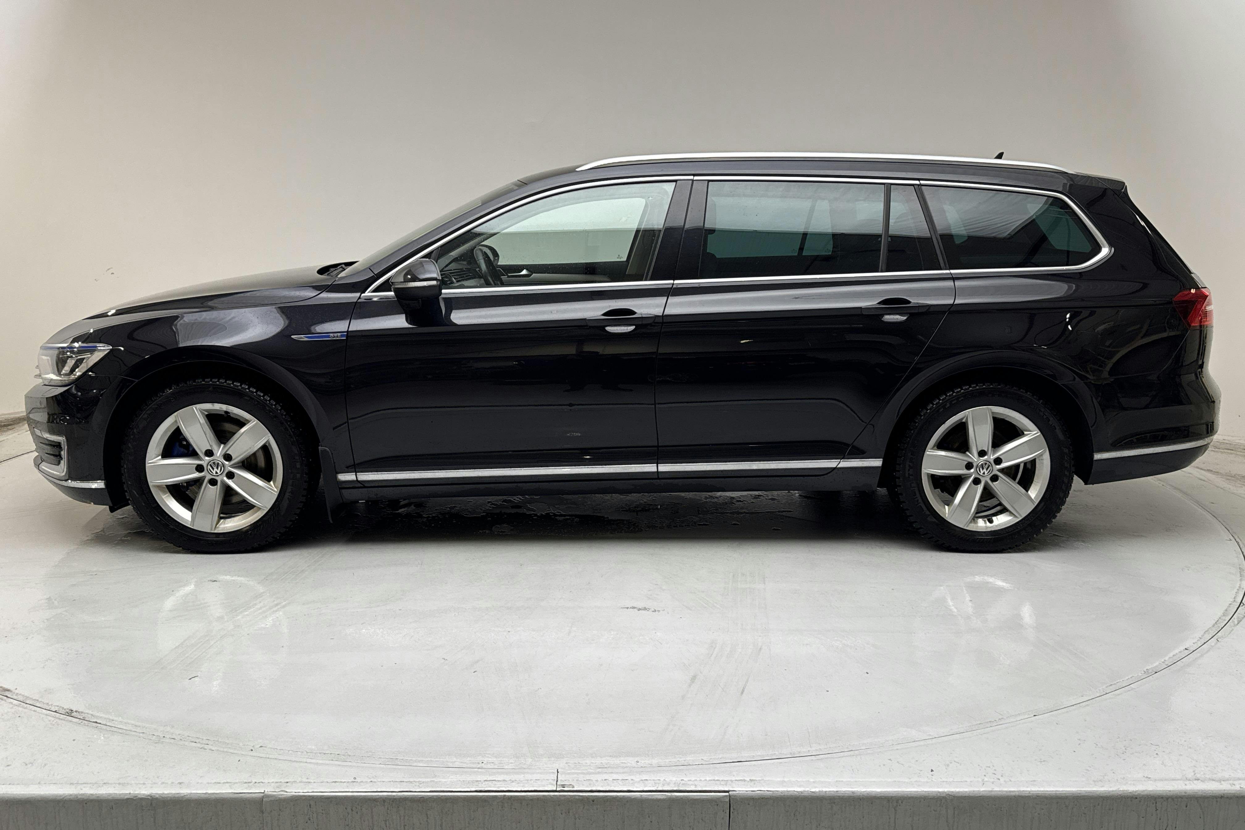 Presentationsfoto 2 av 16: VW Passat 1.4 Plug-in-Hybrid Sportscombi (218hk) - 14 981 mil - Automat - svart - 2016