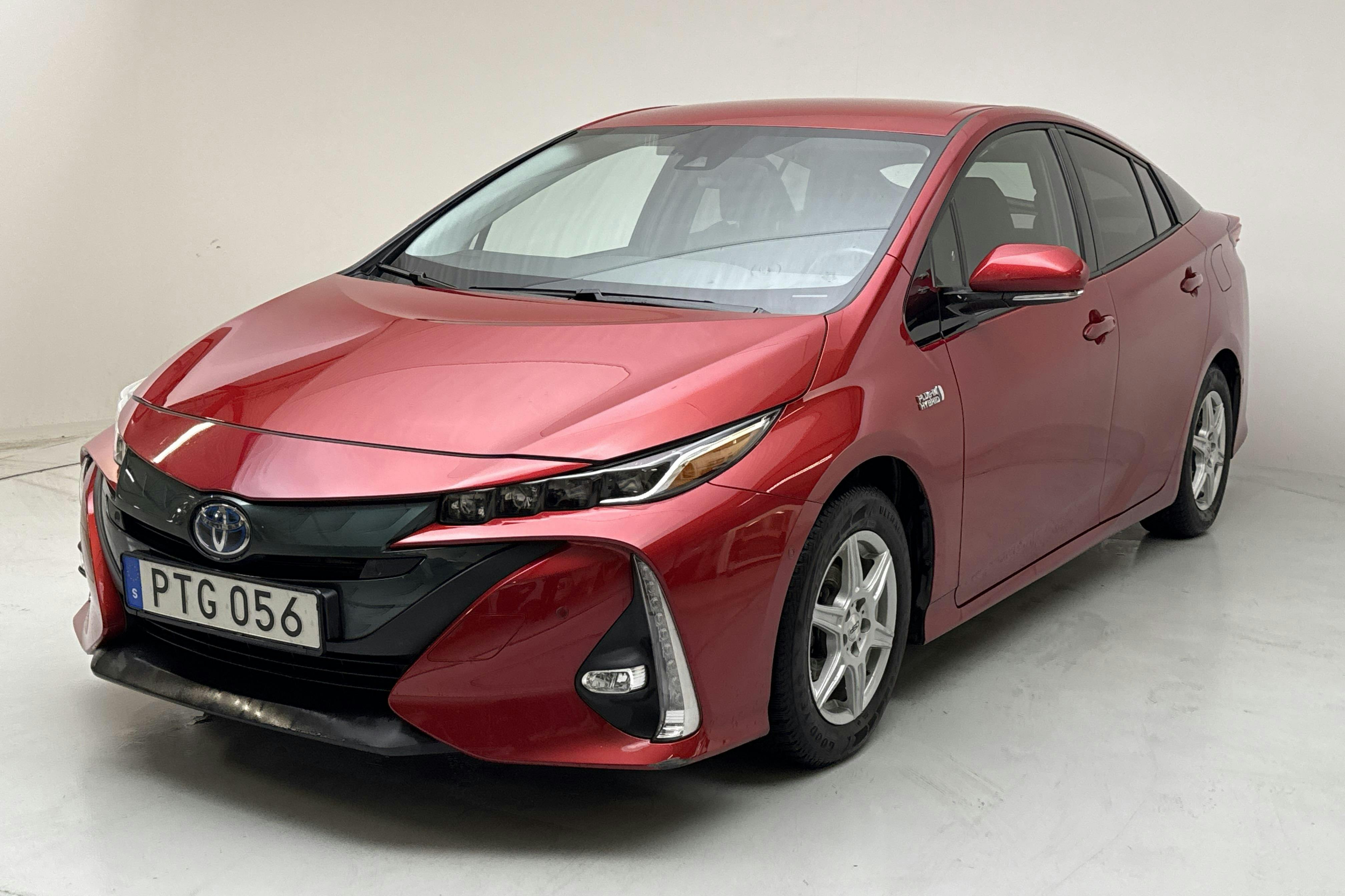 Esitlusfoto 1 aadressil 19: Toyota Prius 1.8 Plug-In (99hk) - 56 270 km - Automaatne - punane - 2018