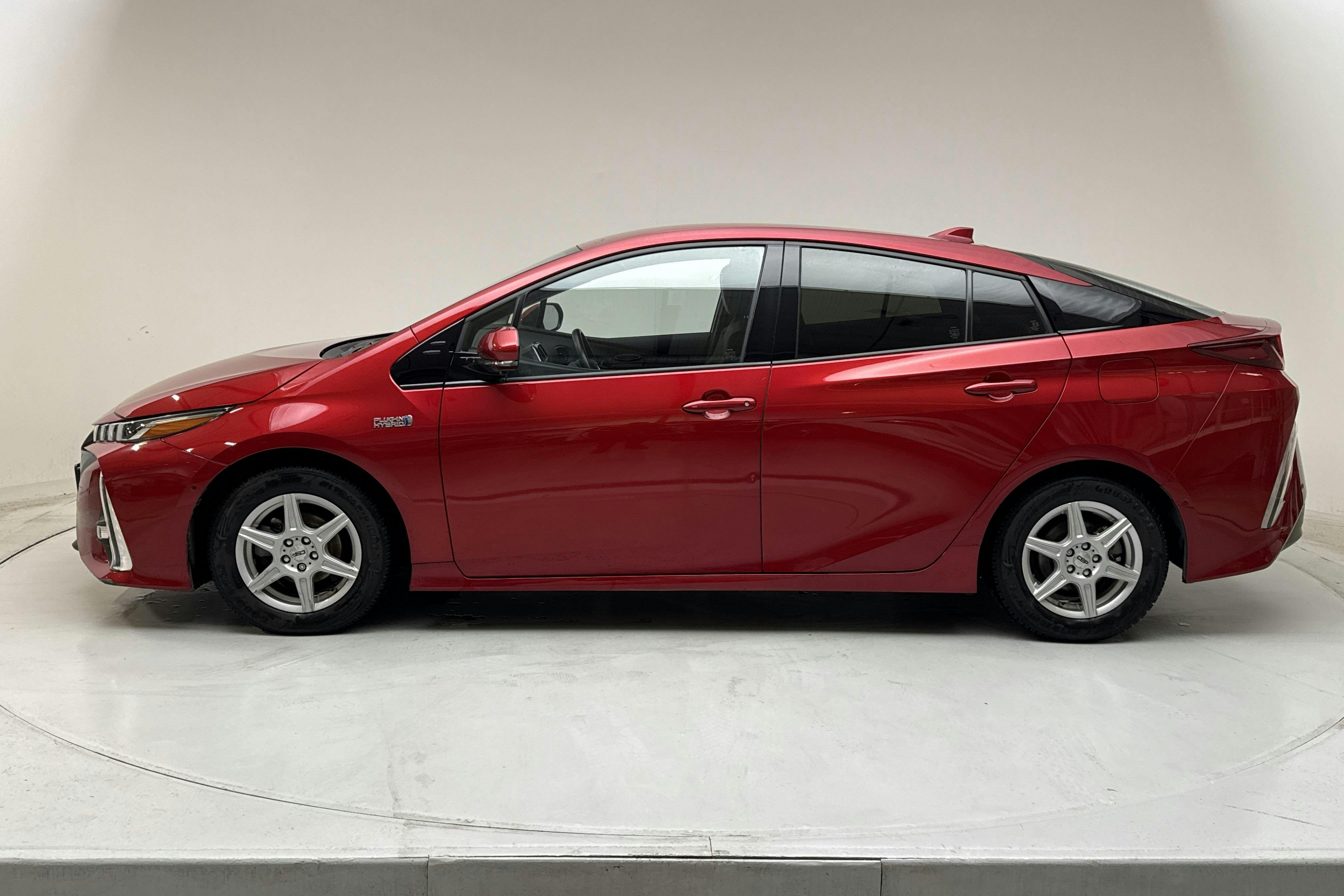 Esitlusfoto 2 aadressil 19: Toyota Prius 1.8 Plug-In (99hk) - 56 270 km - Automaatne - punane - 2018