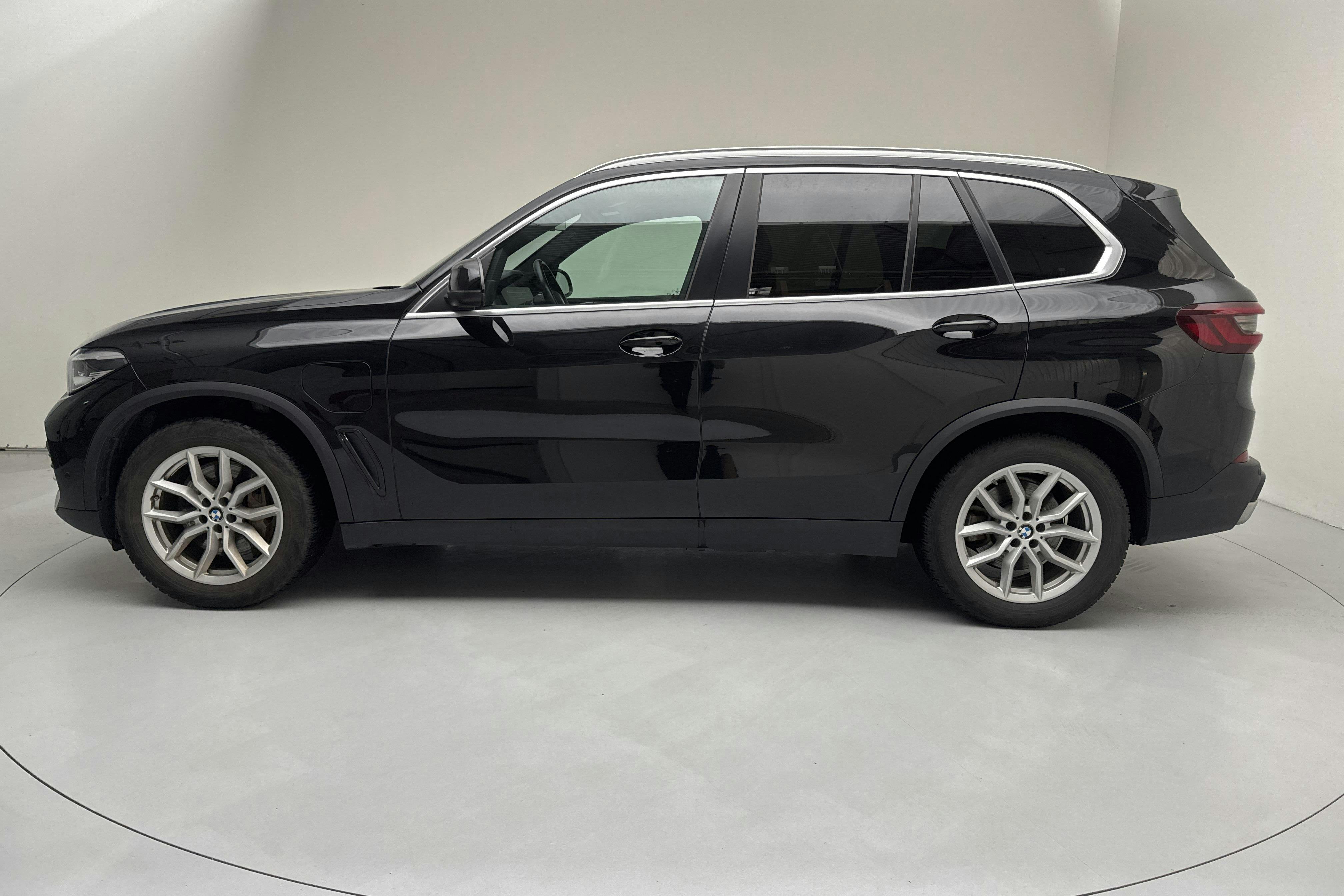 Presentationsfoto 2 av 17: BMW X5 xDrive45e, G05 (394hk) - 6 939 mil - Automat - svart - 2021
