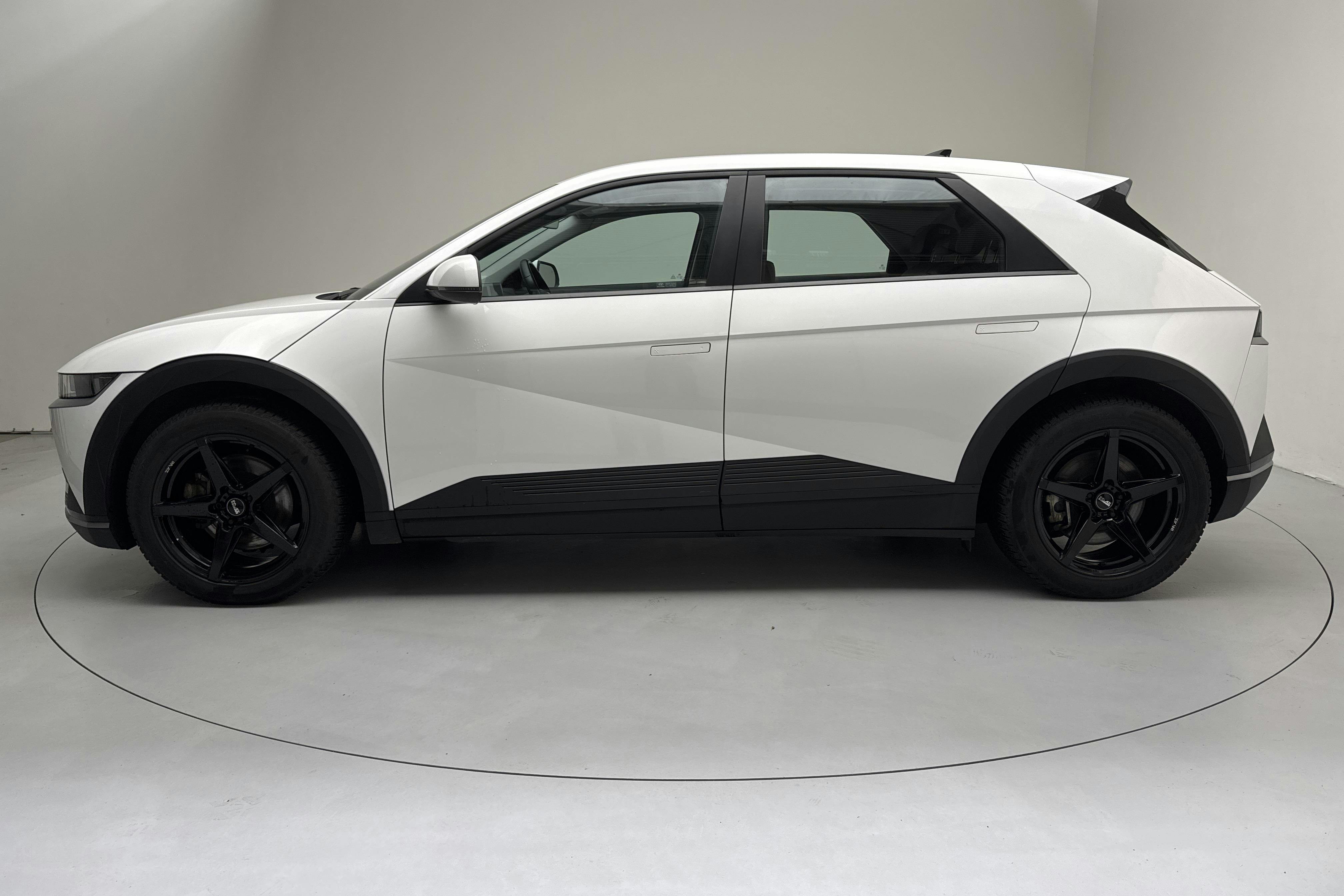 Presentationsfoto 2 av 17: Hyundai IONIQ 5 73kWh (217hk) - 5 888 mil - Automat - vit - 2022
