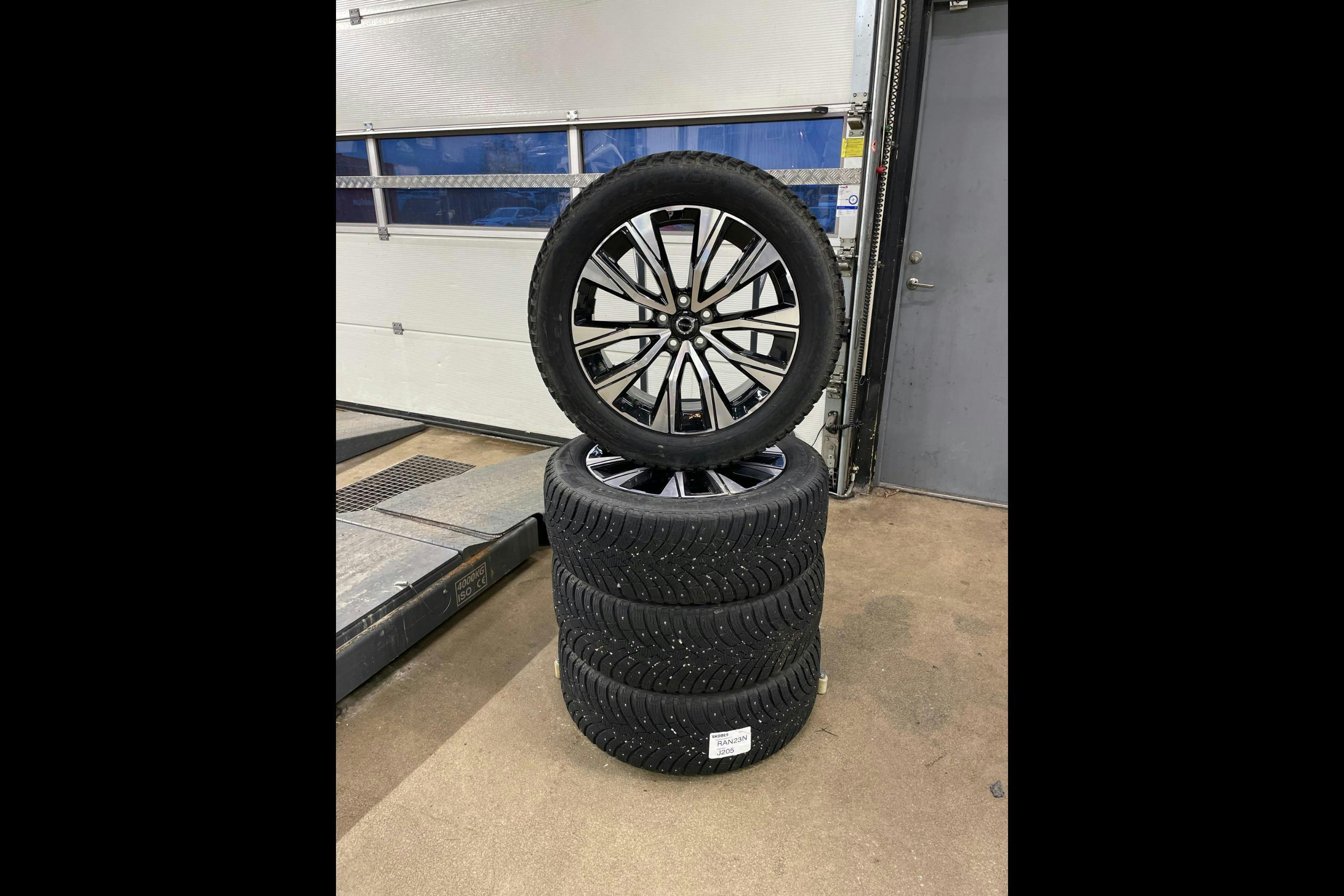 Präsentationsfoto 28 von 28: Volvo XC60 T6 AWD Recharge (350hk) - 78 030 Kilometer - Verkaufsautomat - Rote Farbe - 2024