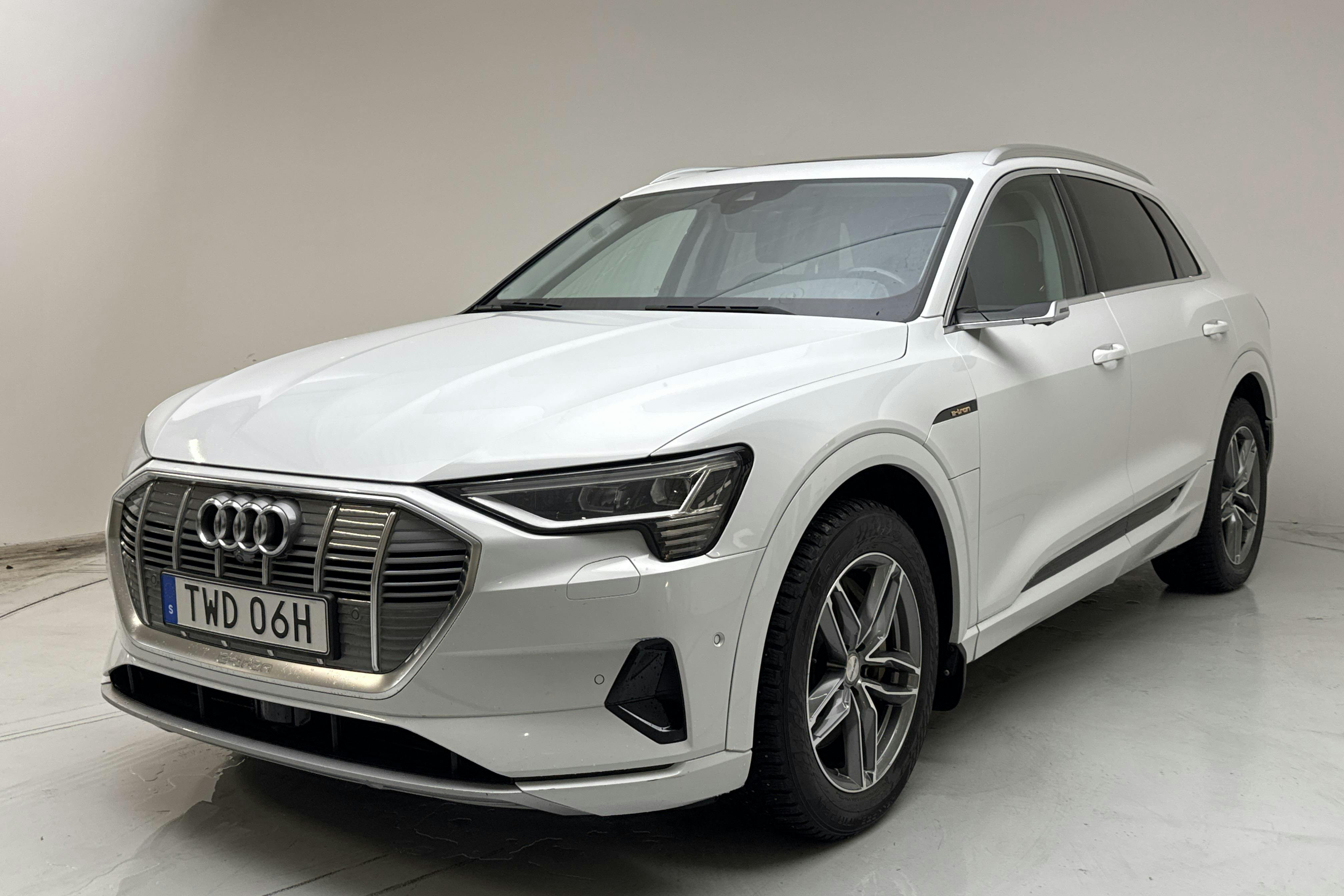 Presentation photo 1 of 17: Audi e-tron 55 quattro 95kWh (360hk) - 156 150 km - Automatic - white - 2019