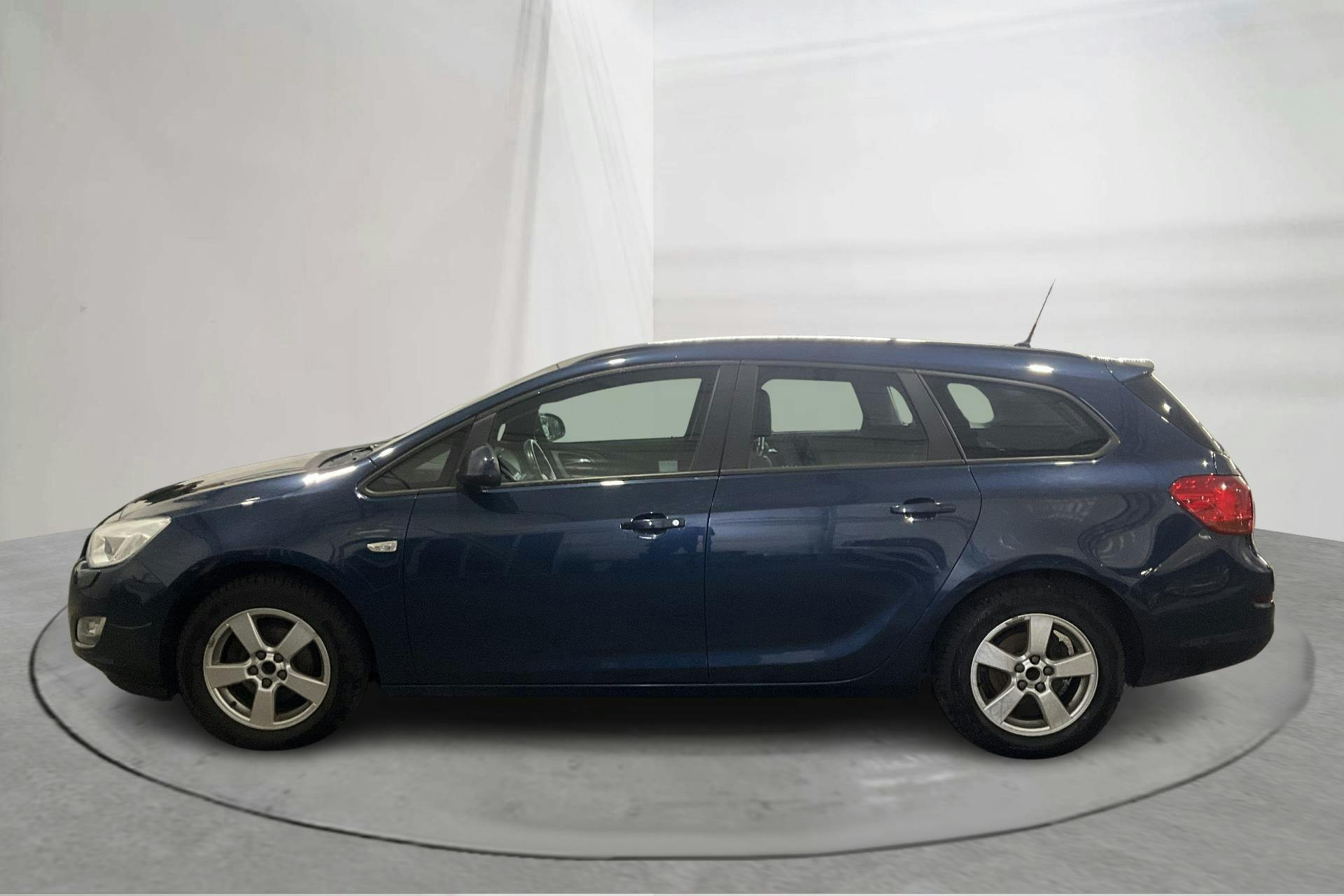 Presentationsfoto 2 av 13: Opel Astra 1.4 Turbo ECOTEC Sports Tourer (140hk) - 19 239 mil - Manuell - blå - 2011