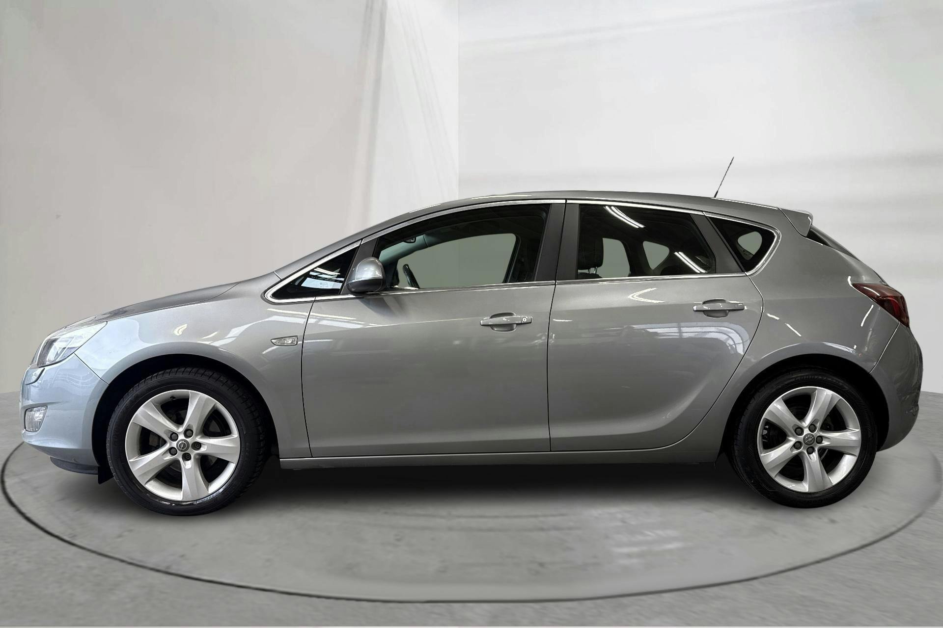 Presentationsfoto 2 av 14: Opel Astra 1.4 Turbo ECOTEC 5dr (140hk) - 12 583 mil - Manuell - grå - 2011